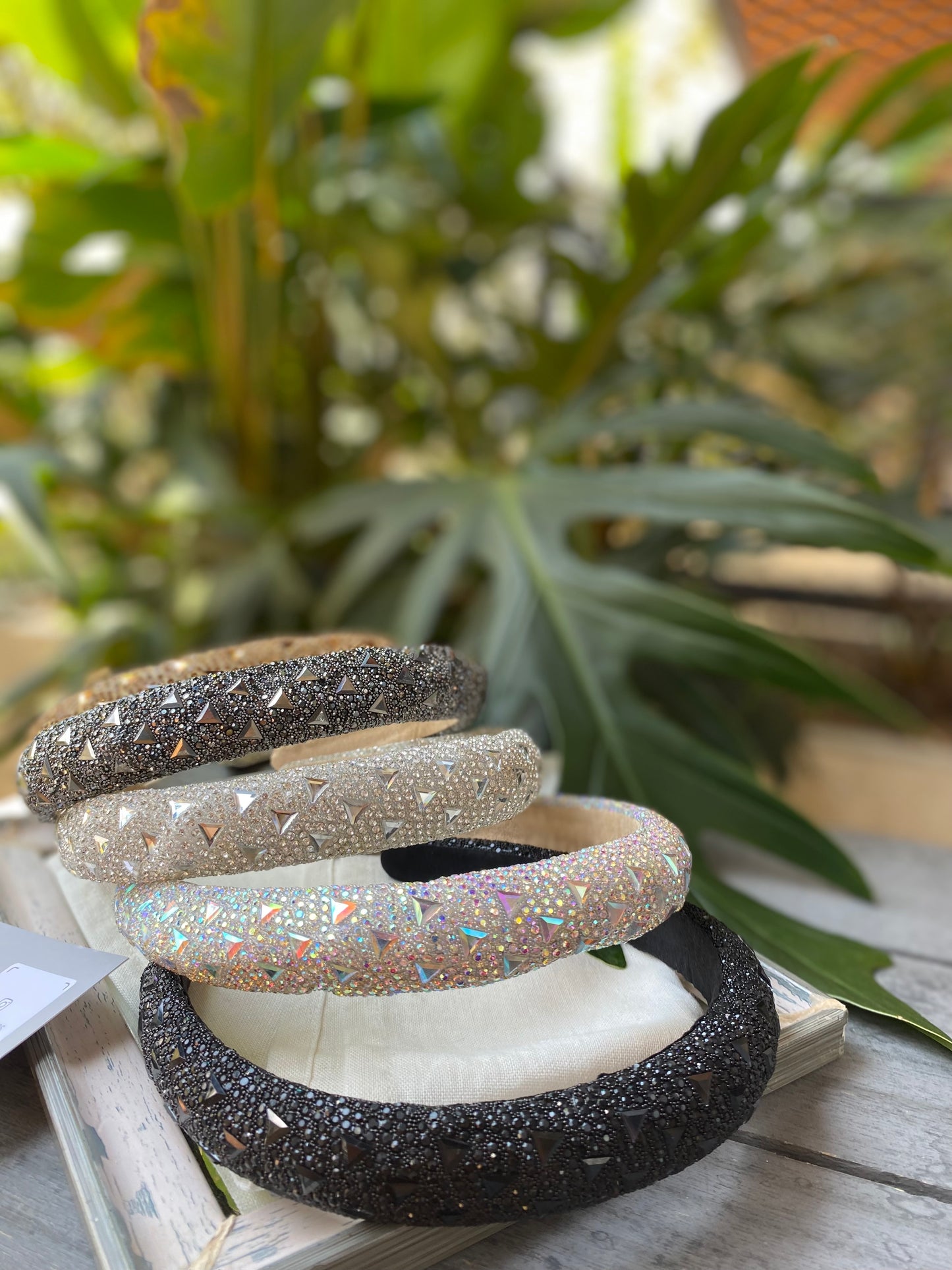 Diadema piedras con taches triangulares