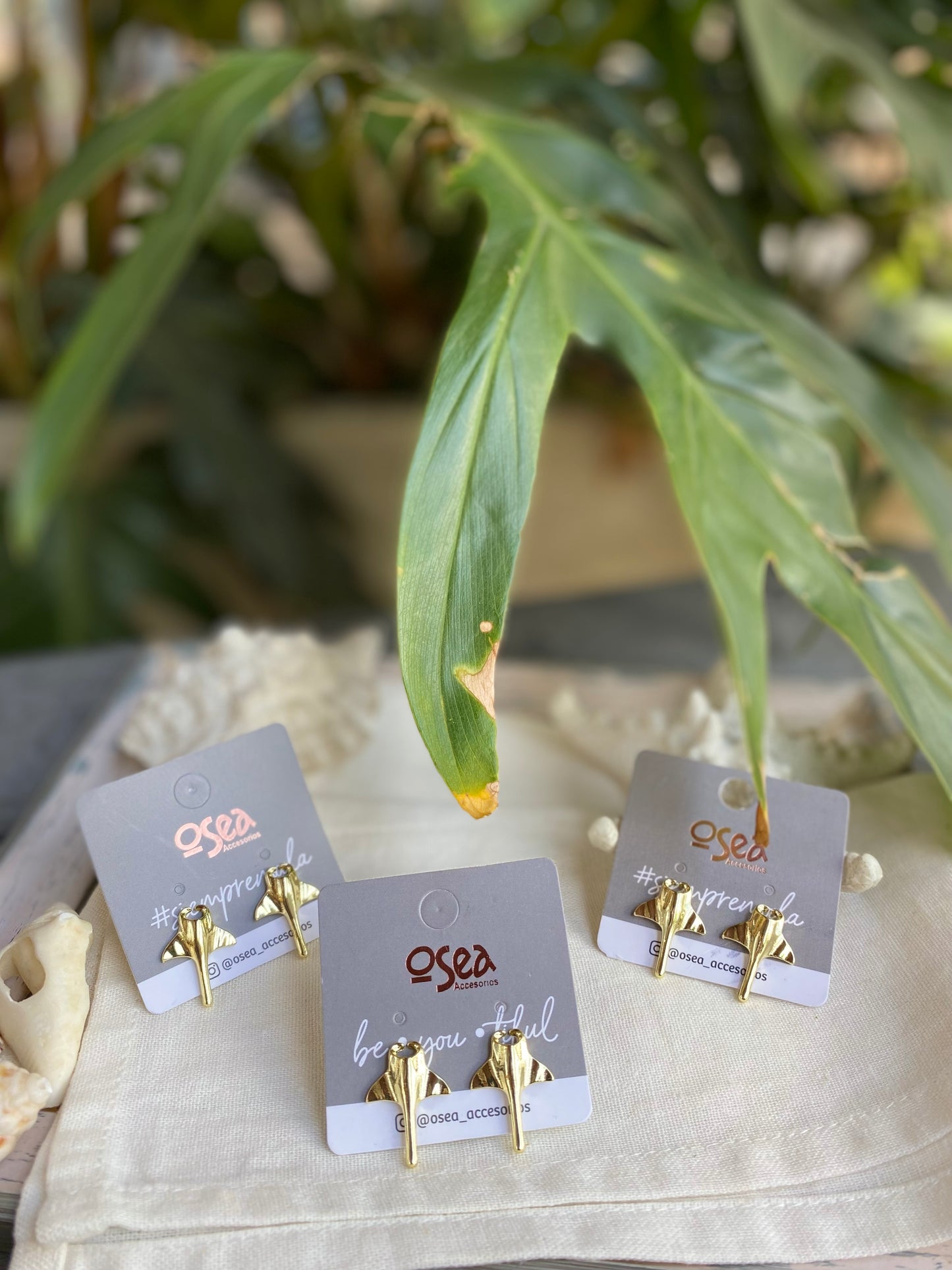 Topos de mantarraya pequeños en oro golfied