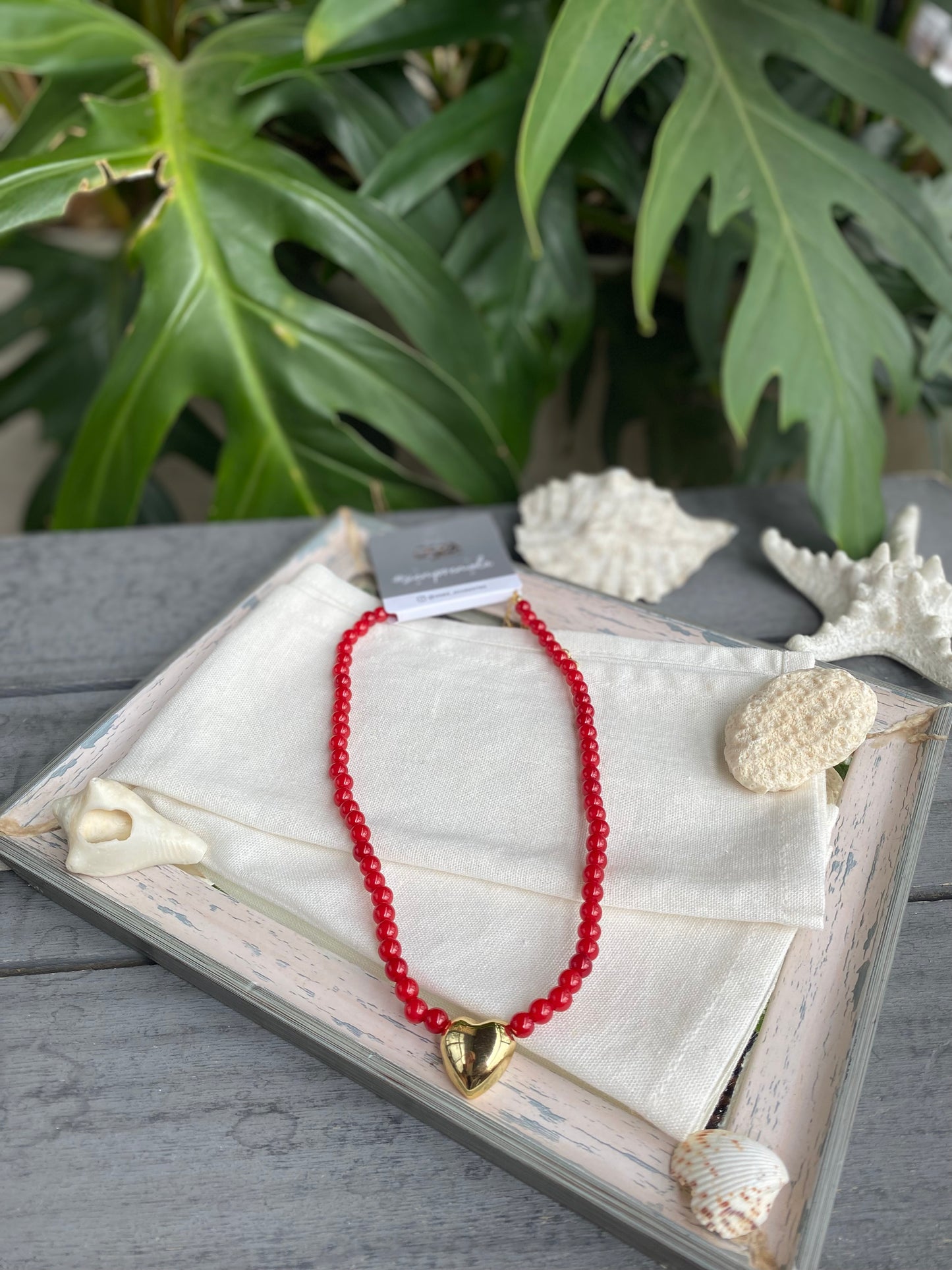 Collar perlas rojas dije corazón rodinado