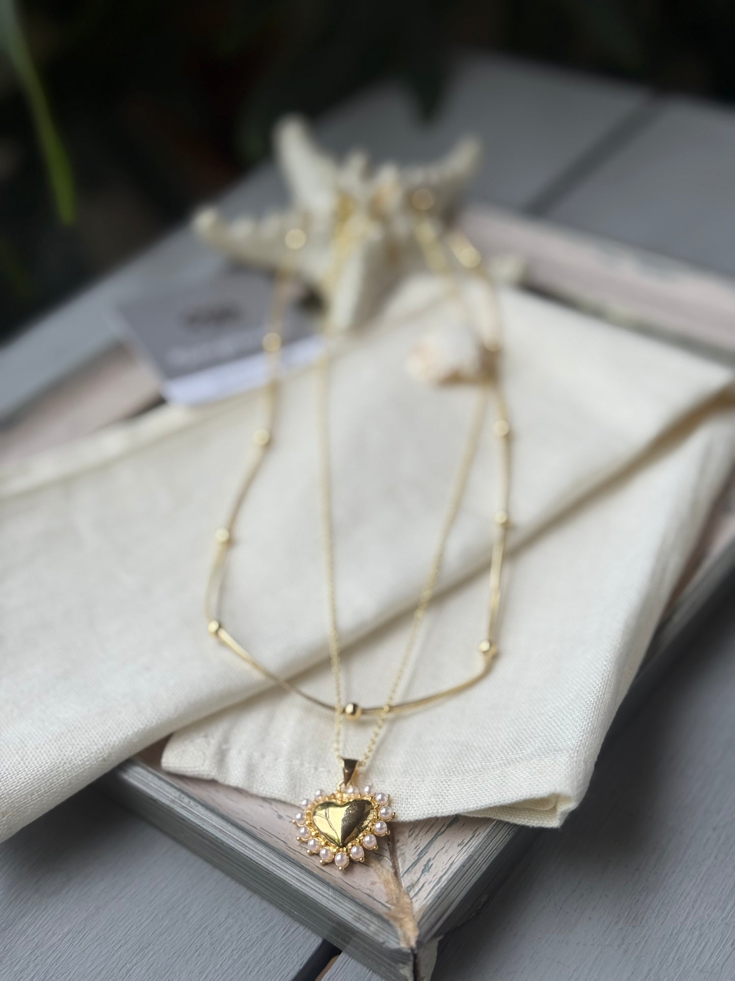 Cadena doble plana balines y dije corazón perlas