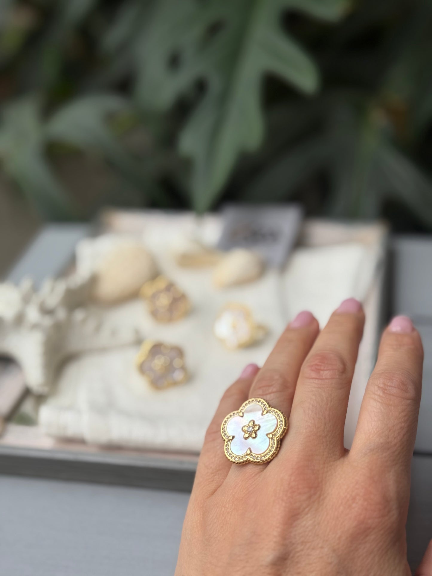 Anillo rodinado flor nácar ajustable