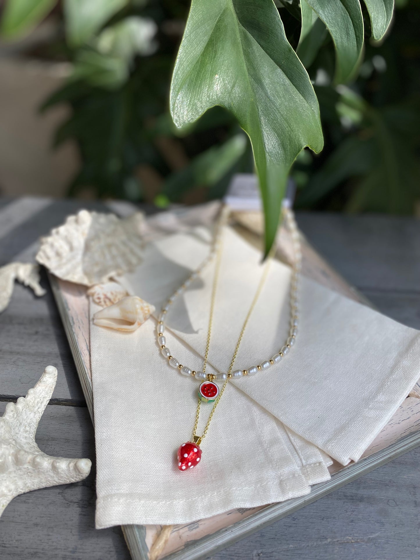 Set choker y cadena con dijes de frutas