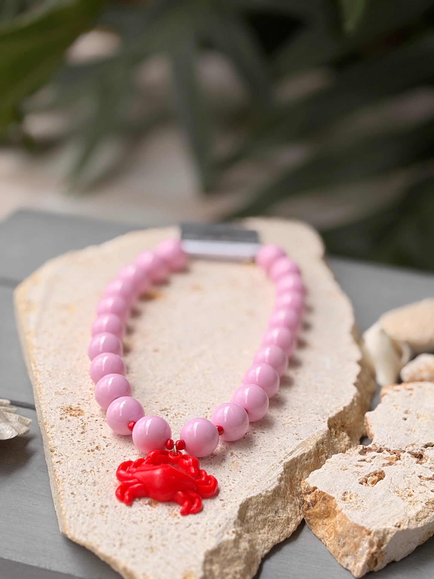 Collar bolas rosadas dije cangrejo rojo