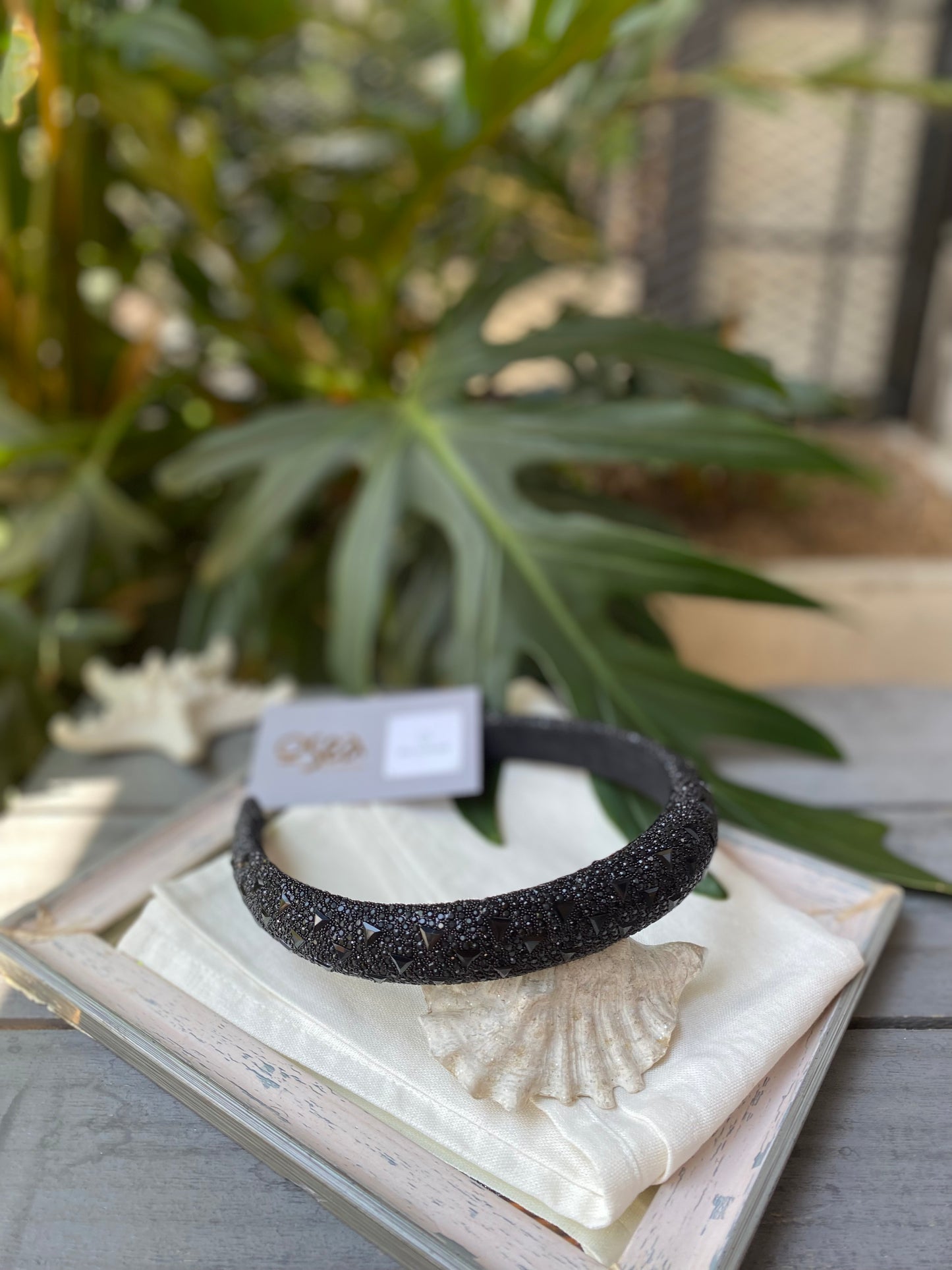 Diadema piedras con taches triangulares