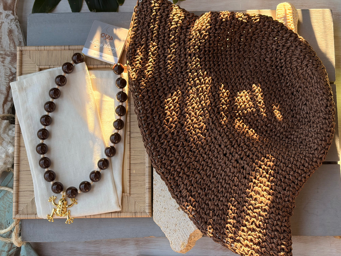 Collar de bolas café oscuro dije rana 24k