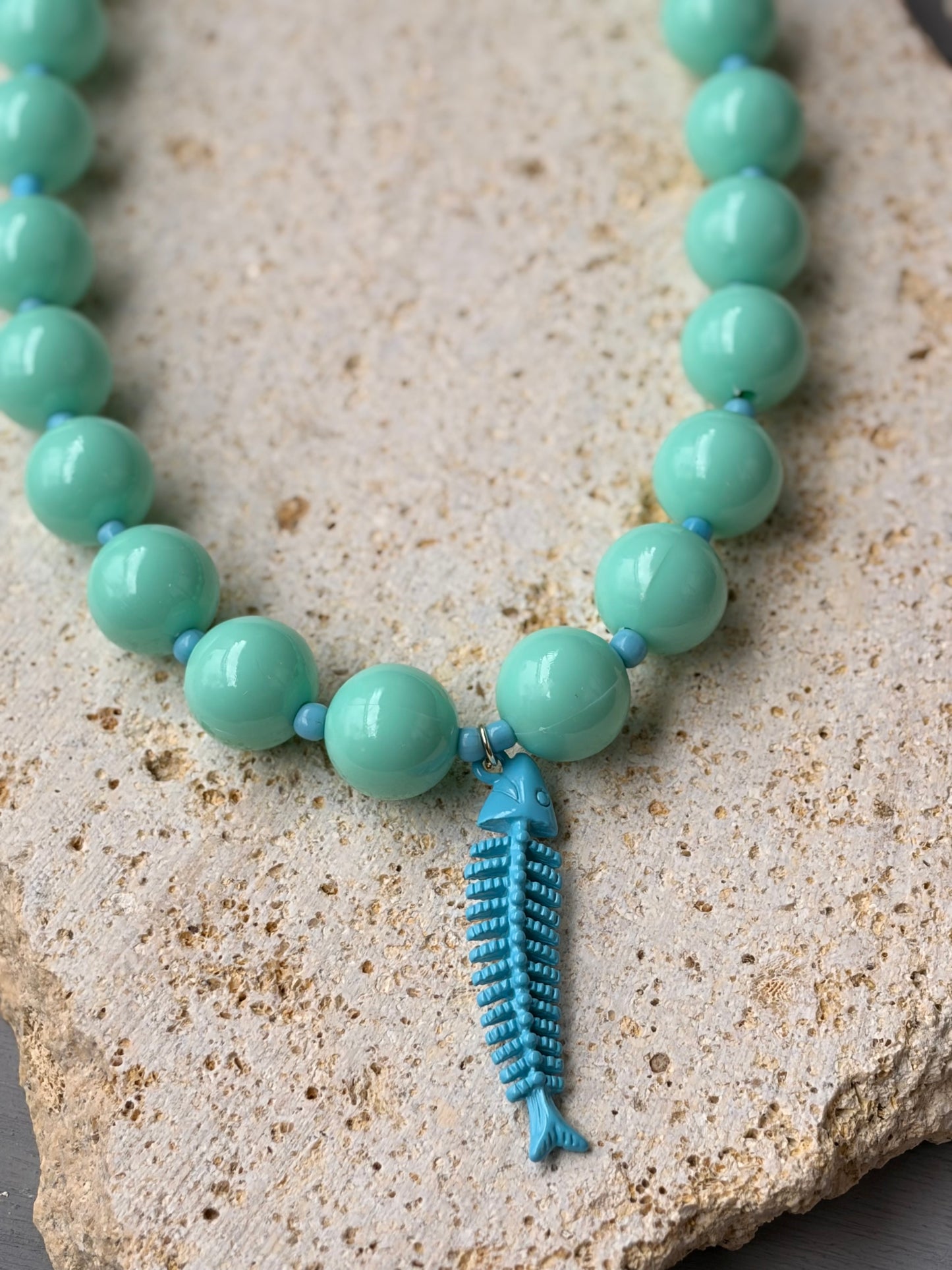 Collar bolas verde menta dije espina de pez