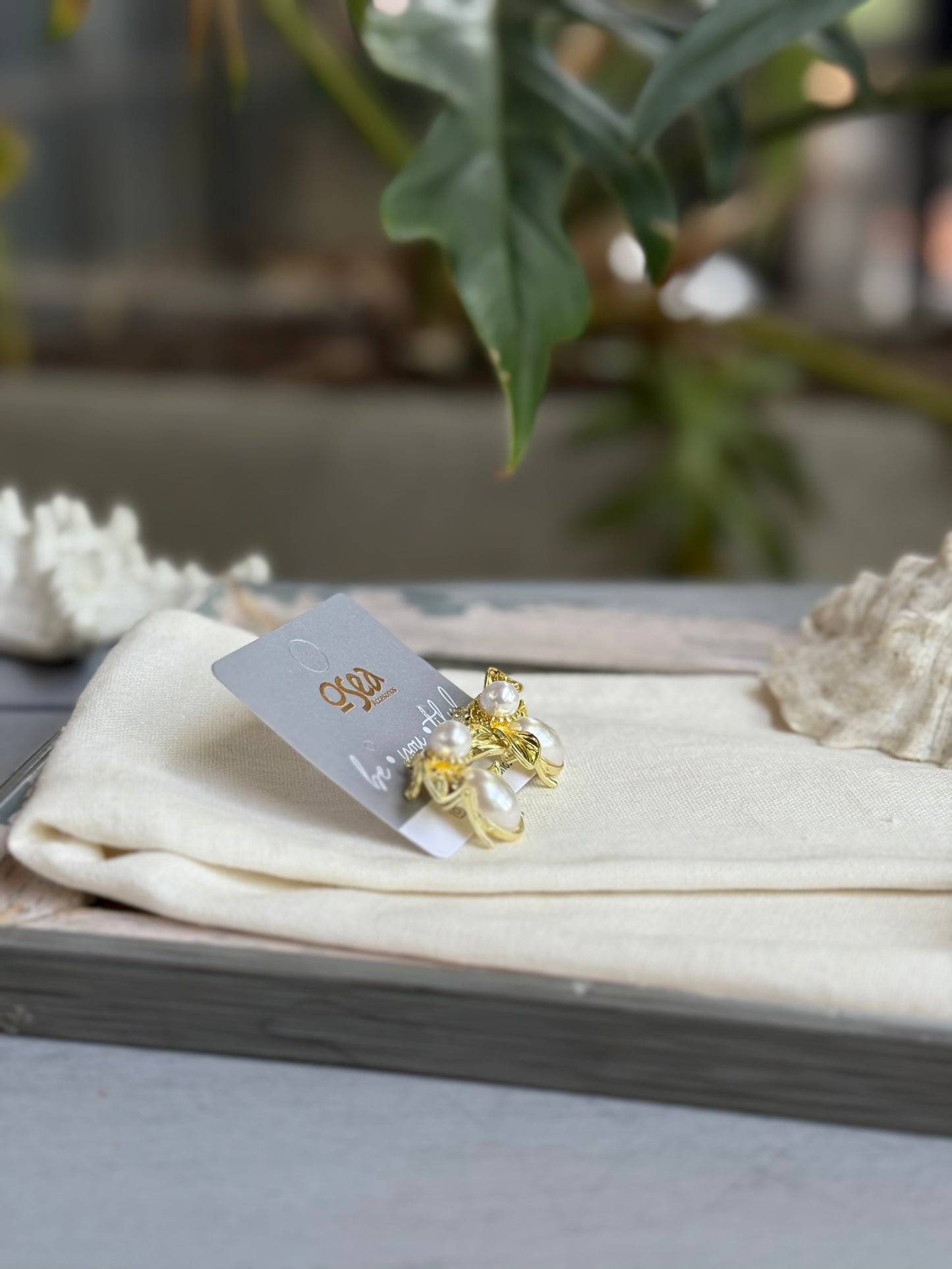 Topos rodinados de abeja con perlas