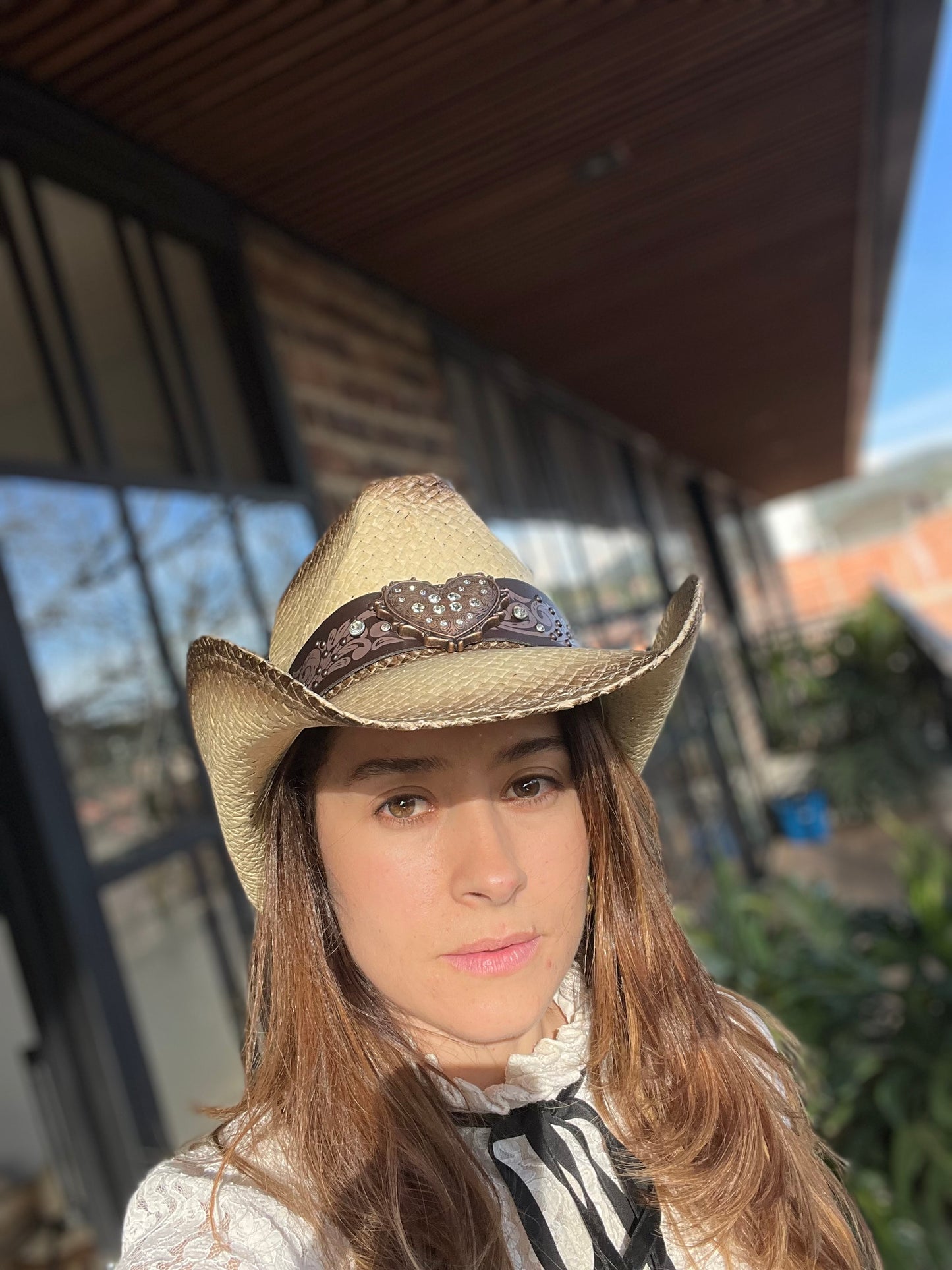 Sombrero rígido tipo vaquero aplique corazón