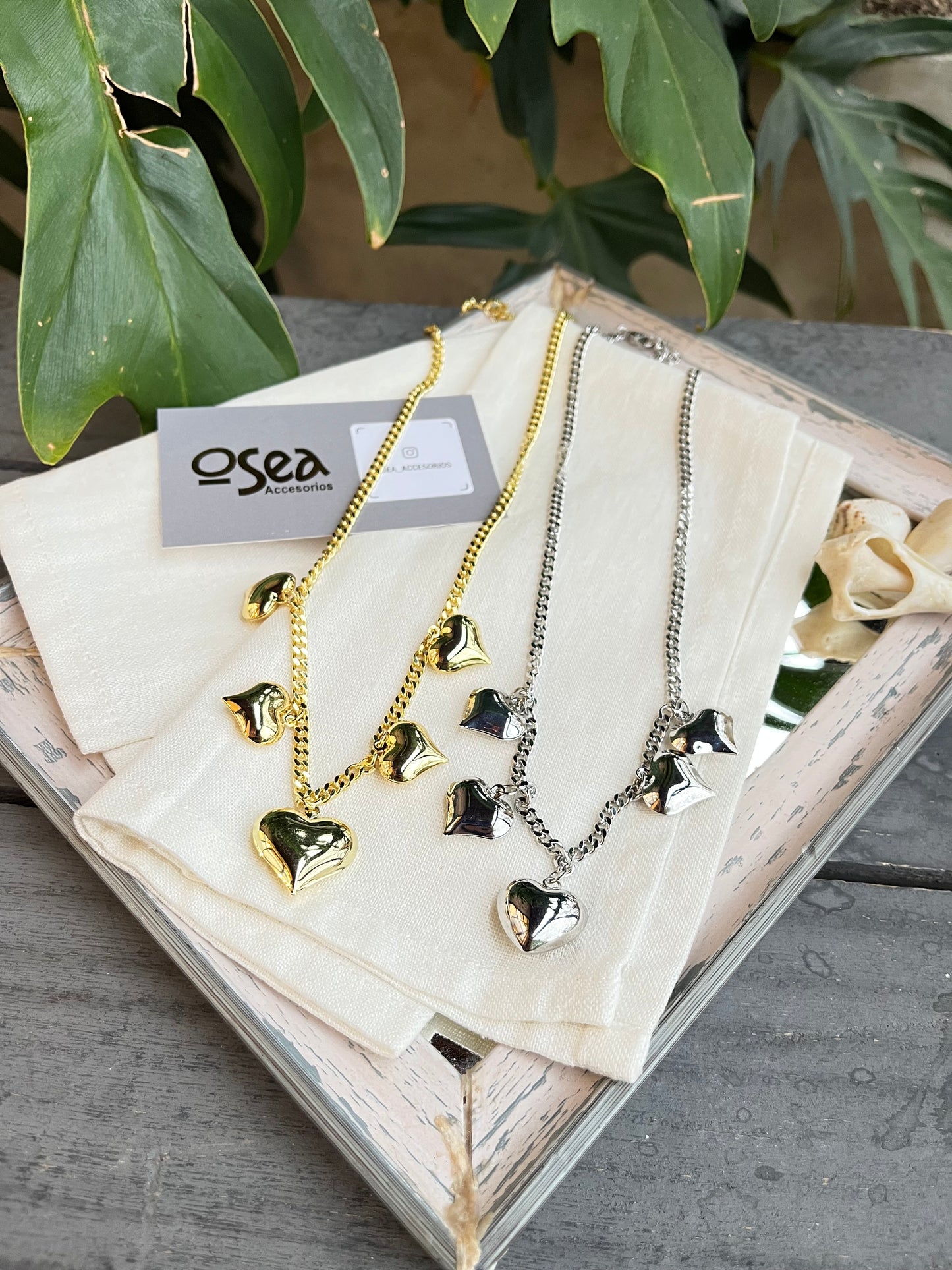 Cadena rodinada con dijes de corazón