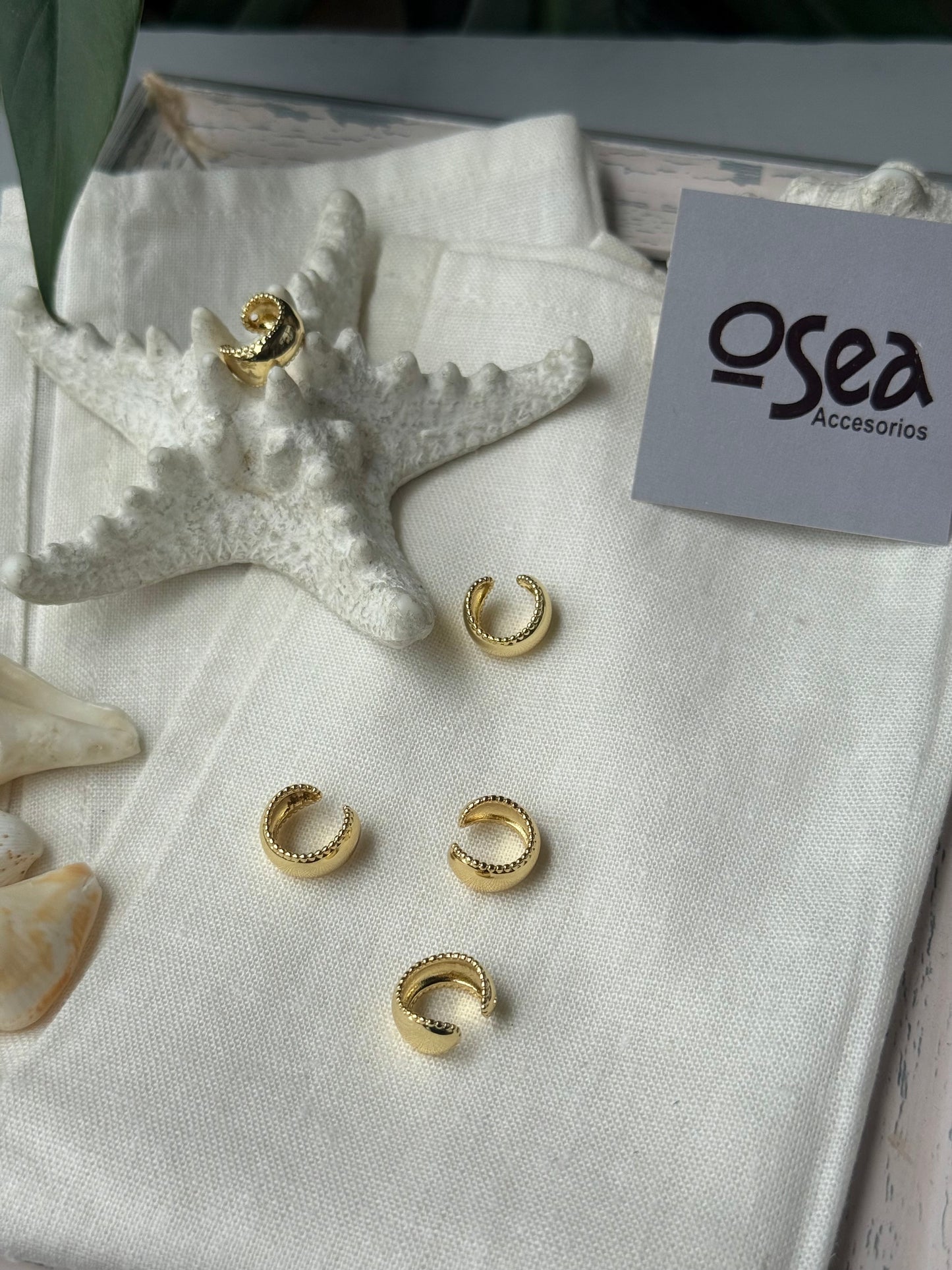 Earcuff rodinado pequeño liso y puntos