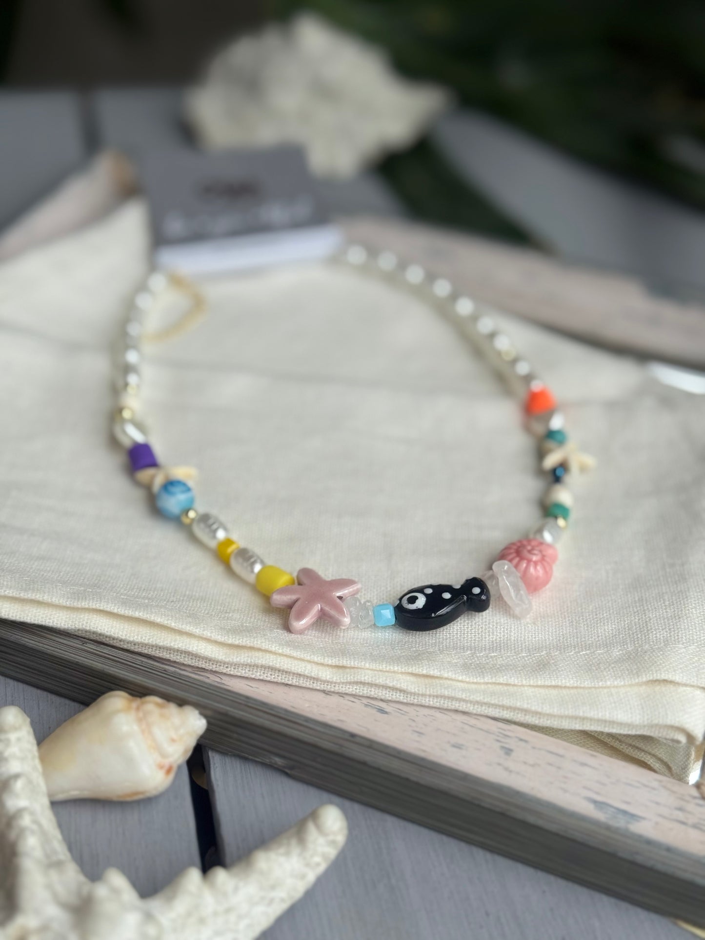Collar playero perlas plásticas y dijes de mar