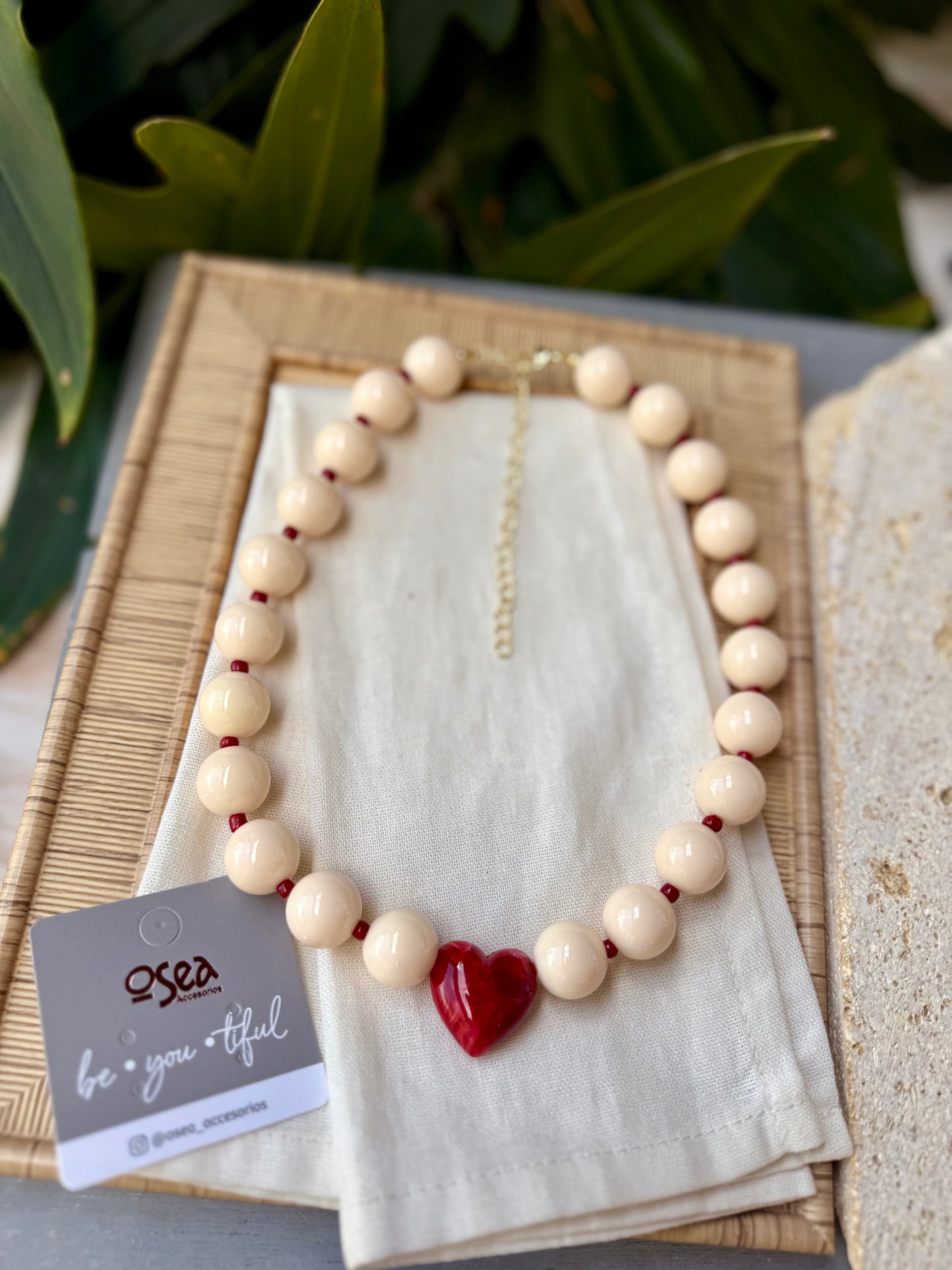 Collar bolas beige corazón vinotinto