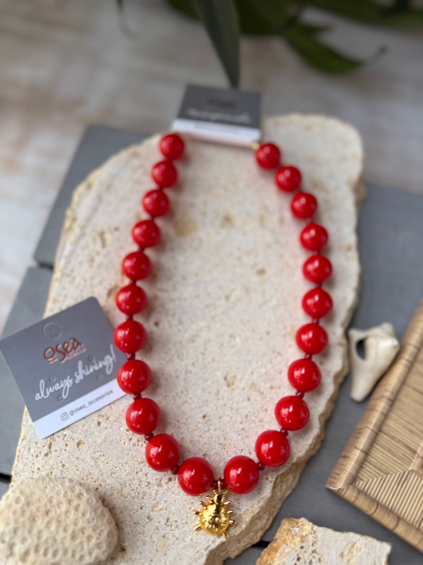 Collar bolas rojas con dije de mariquita