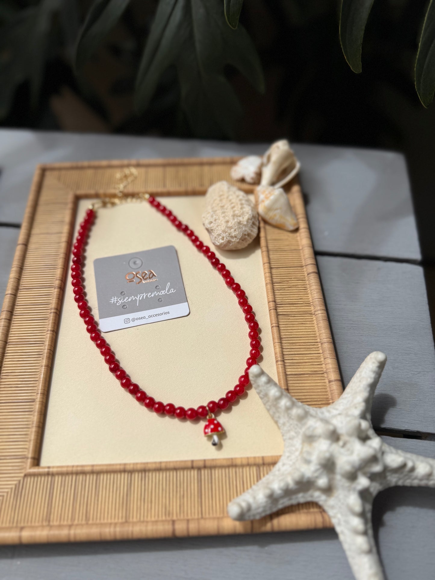 Collar corto perlas rojas dije hongo rodinado