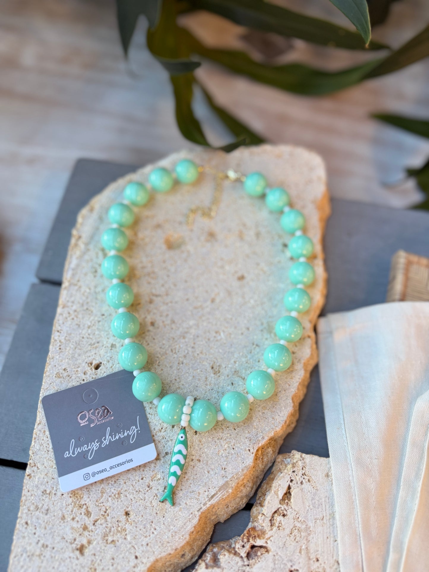 Collar bolas verde azul pez
