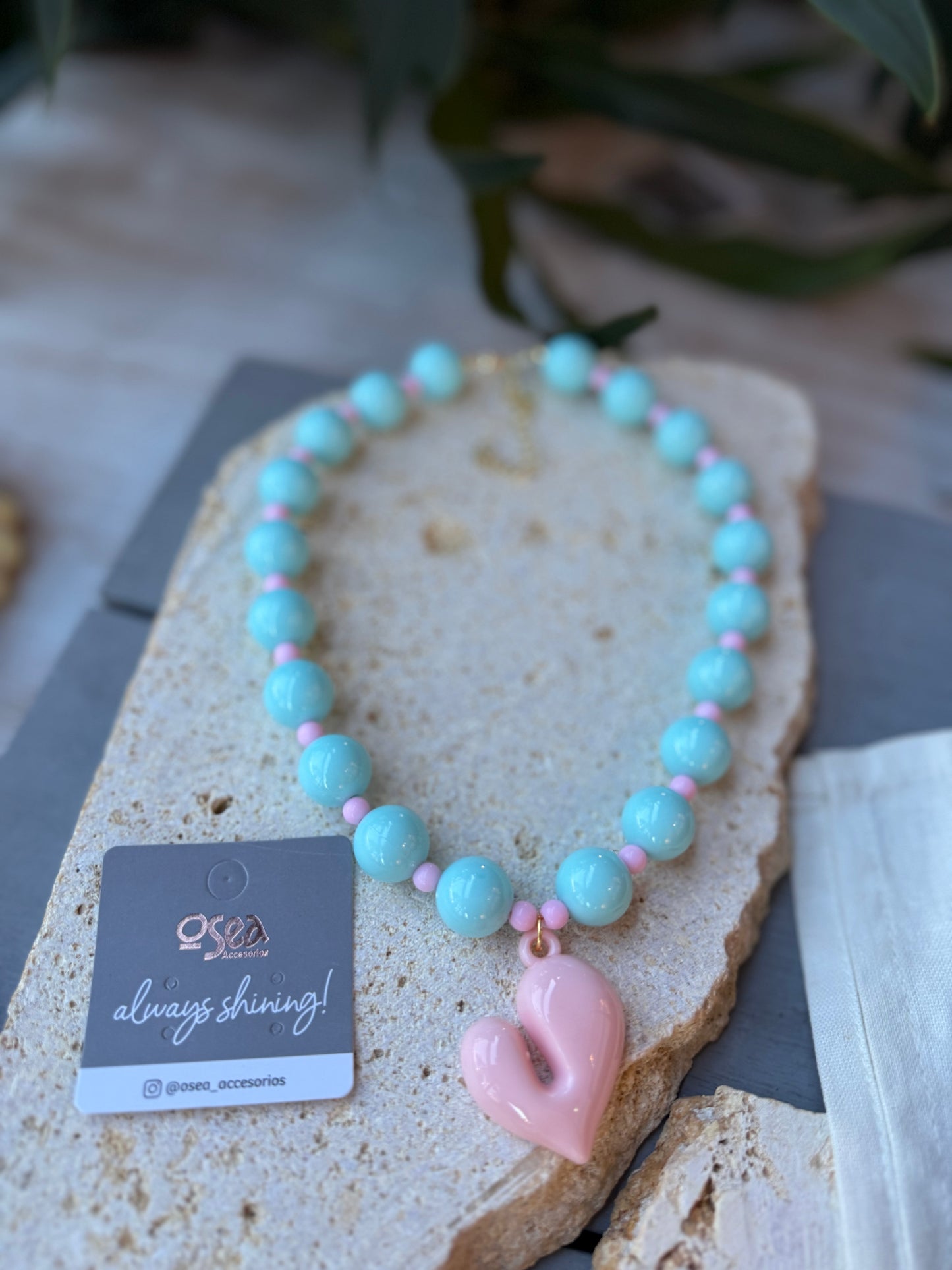 Collar bolas corazón rosado