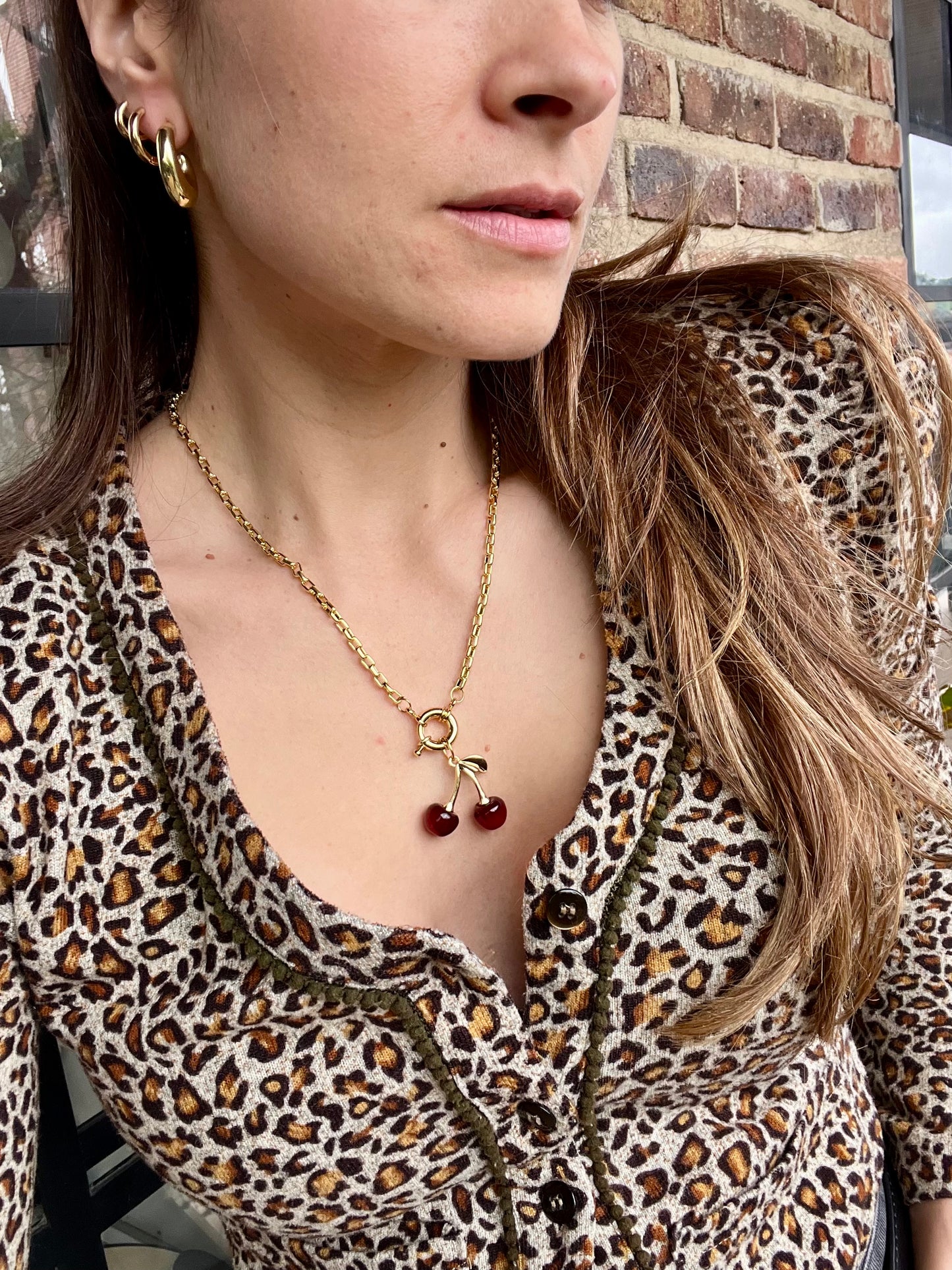 Cadena rodinada con dije de cereza mediano