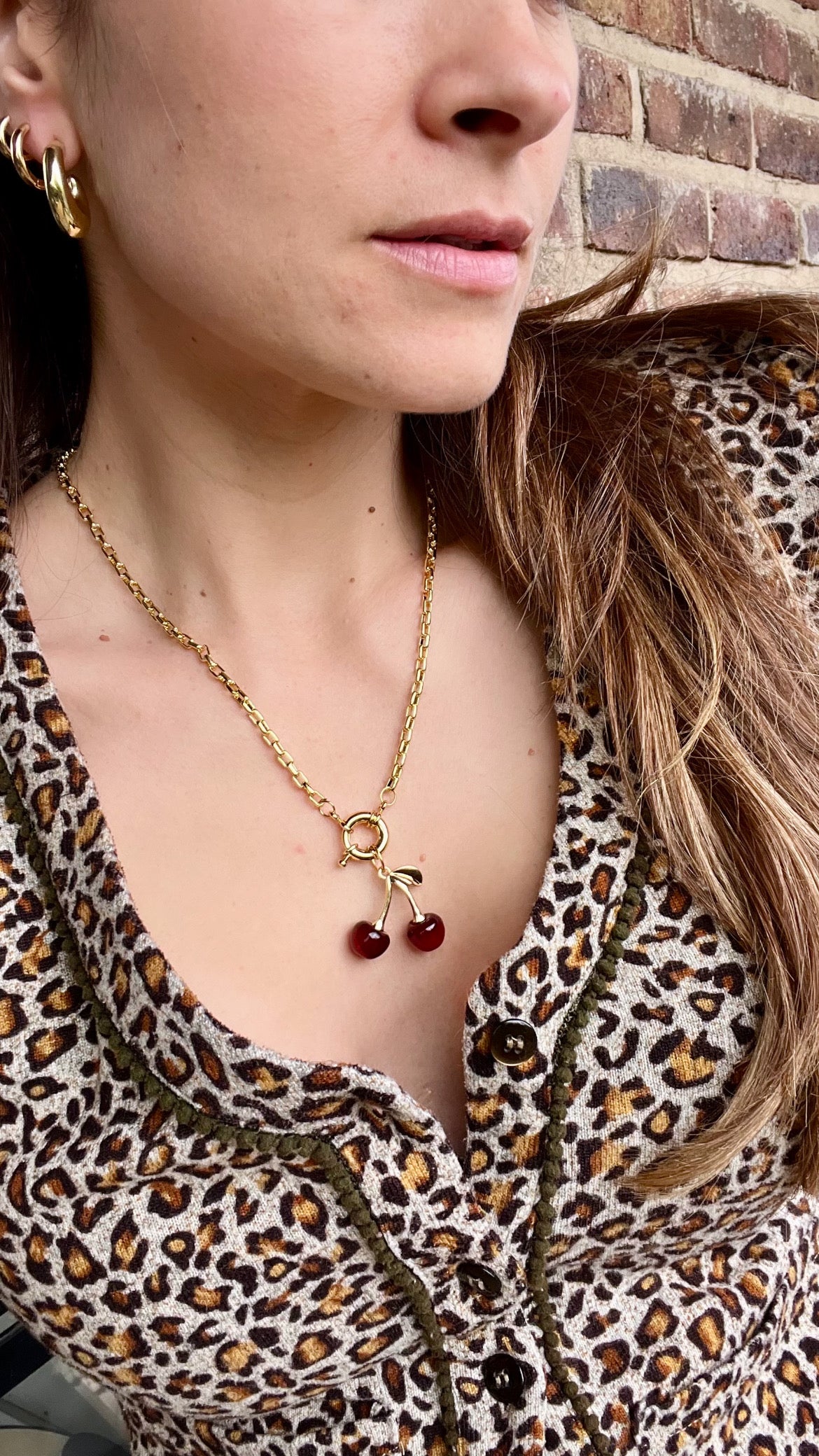 Cadena rodinada con dije de cereza mediano