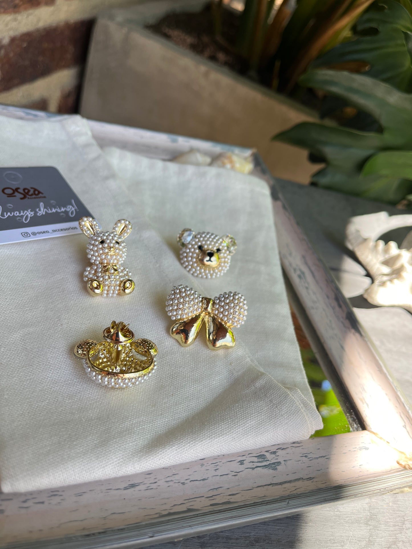 Pin o prendedor con perlas de moño, oso o elefante