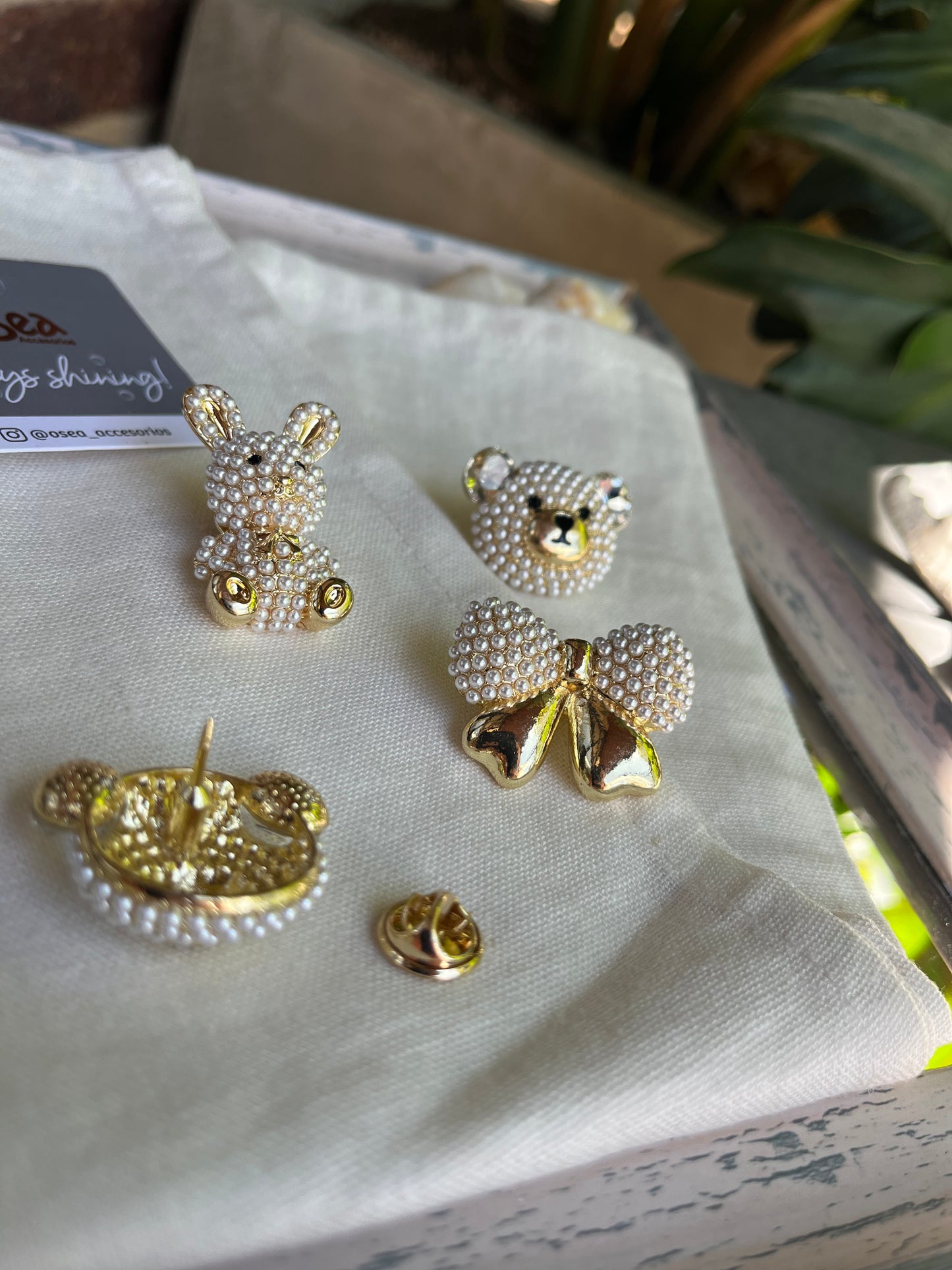 Pin o prendedor con perlas de moño, oso o elefante