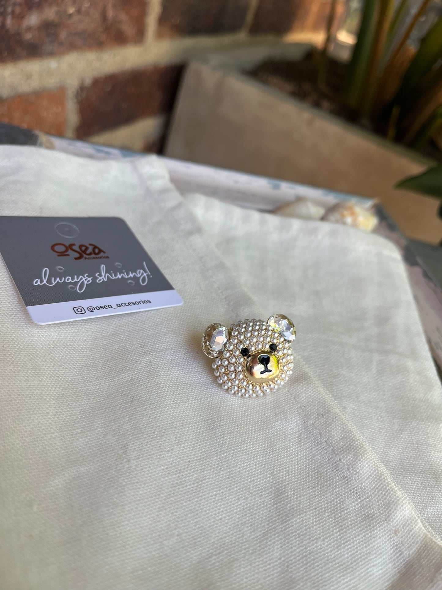 Pin o prendedor con perlas de moño, oso o elefante