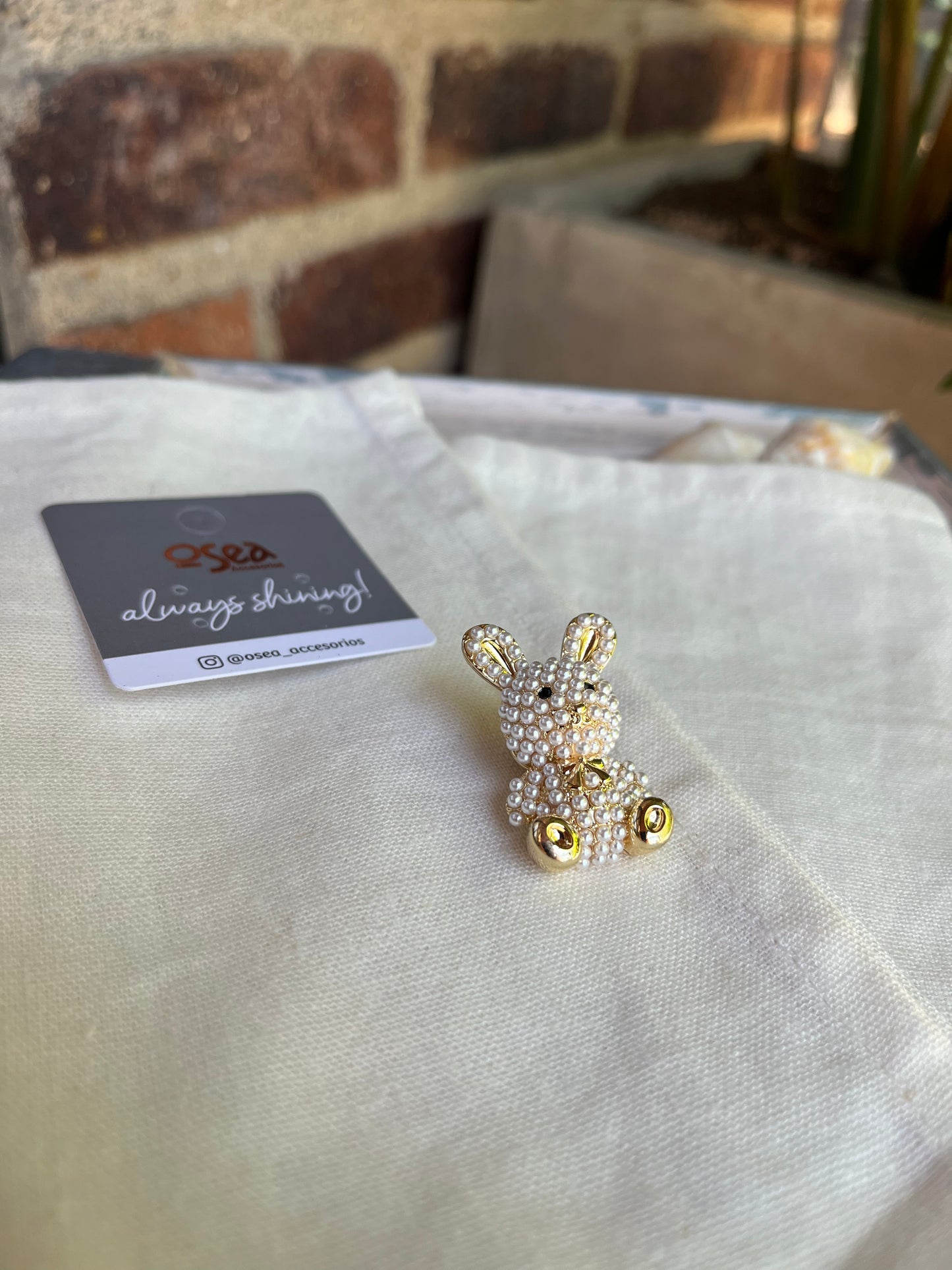 Pin o prendedor con perlas de moño, oso o elefante