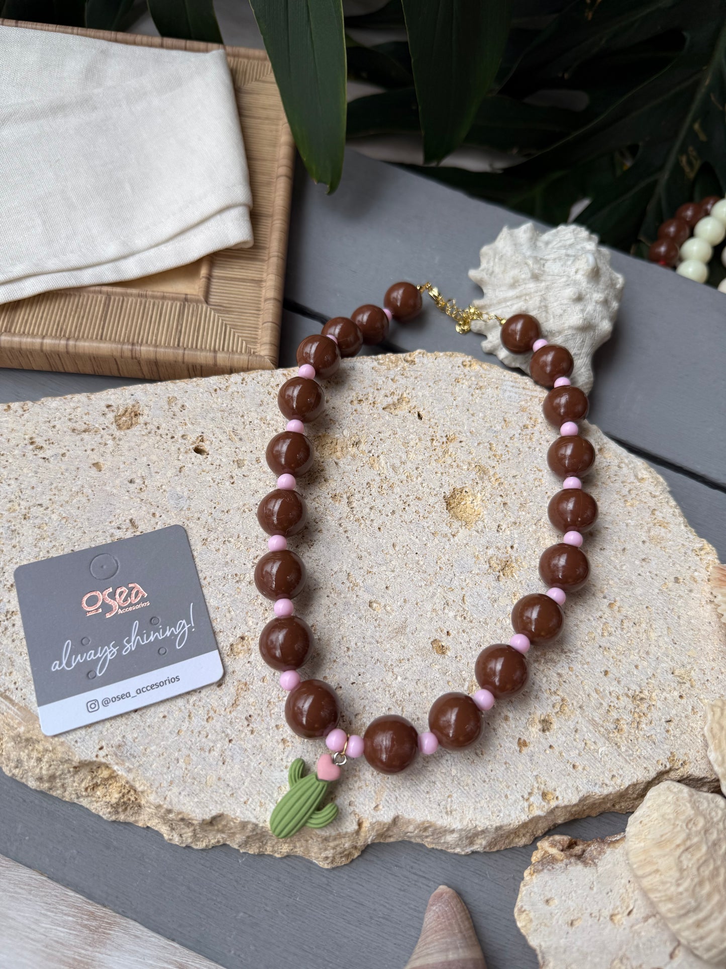 Collar bolas café dije cactus 🌵