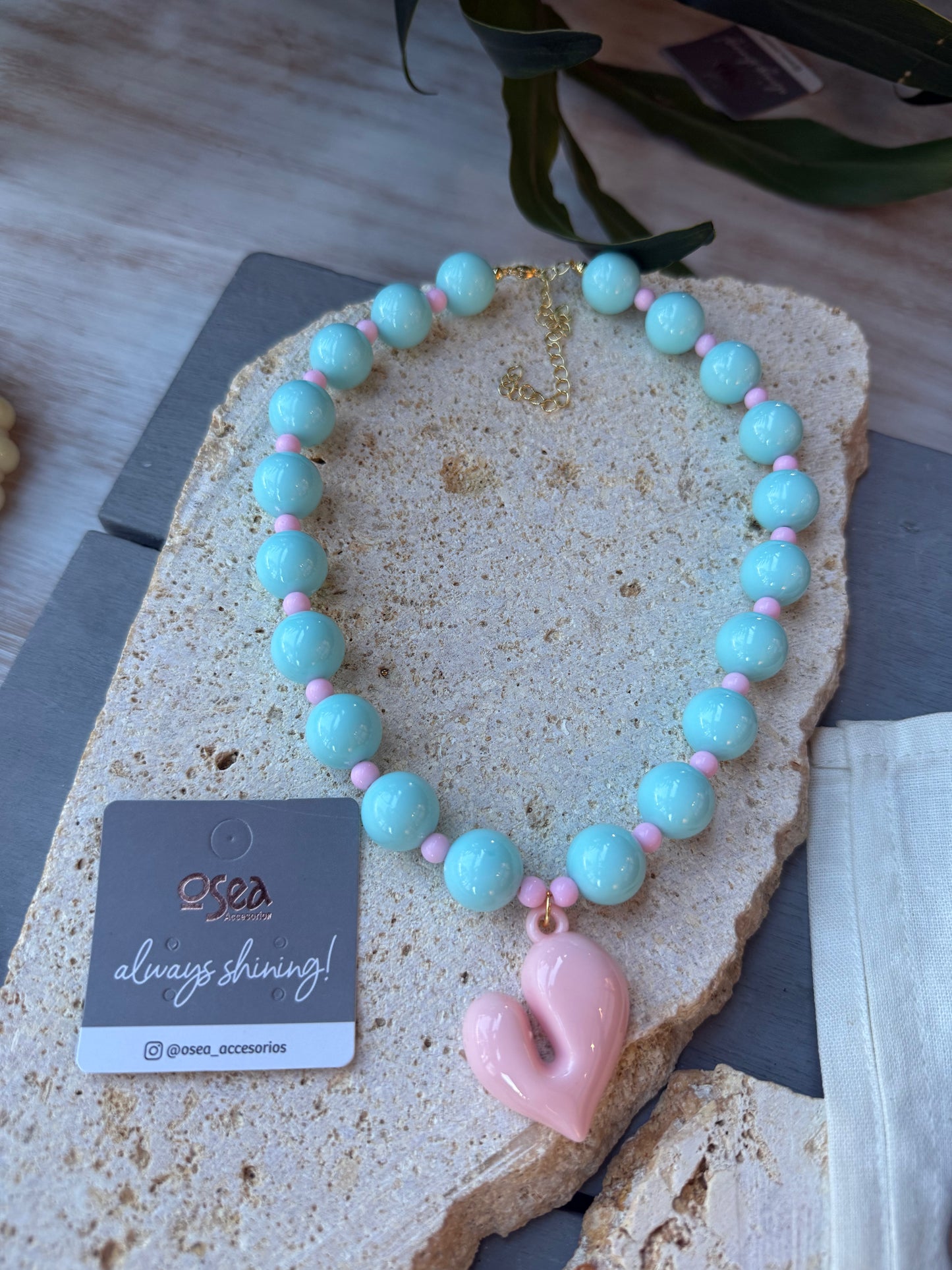 Collar bolas azul corazón rosado