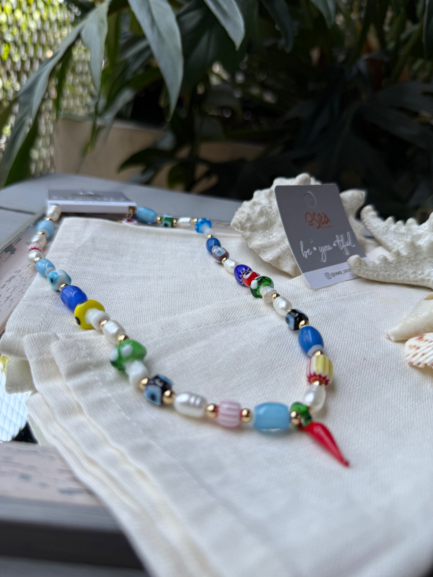 Collar corto en perla y vidrio en colores.