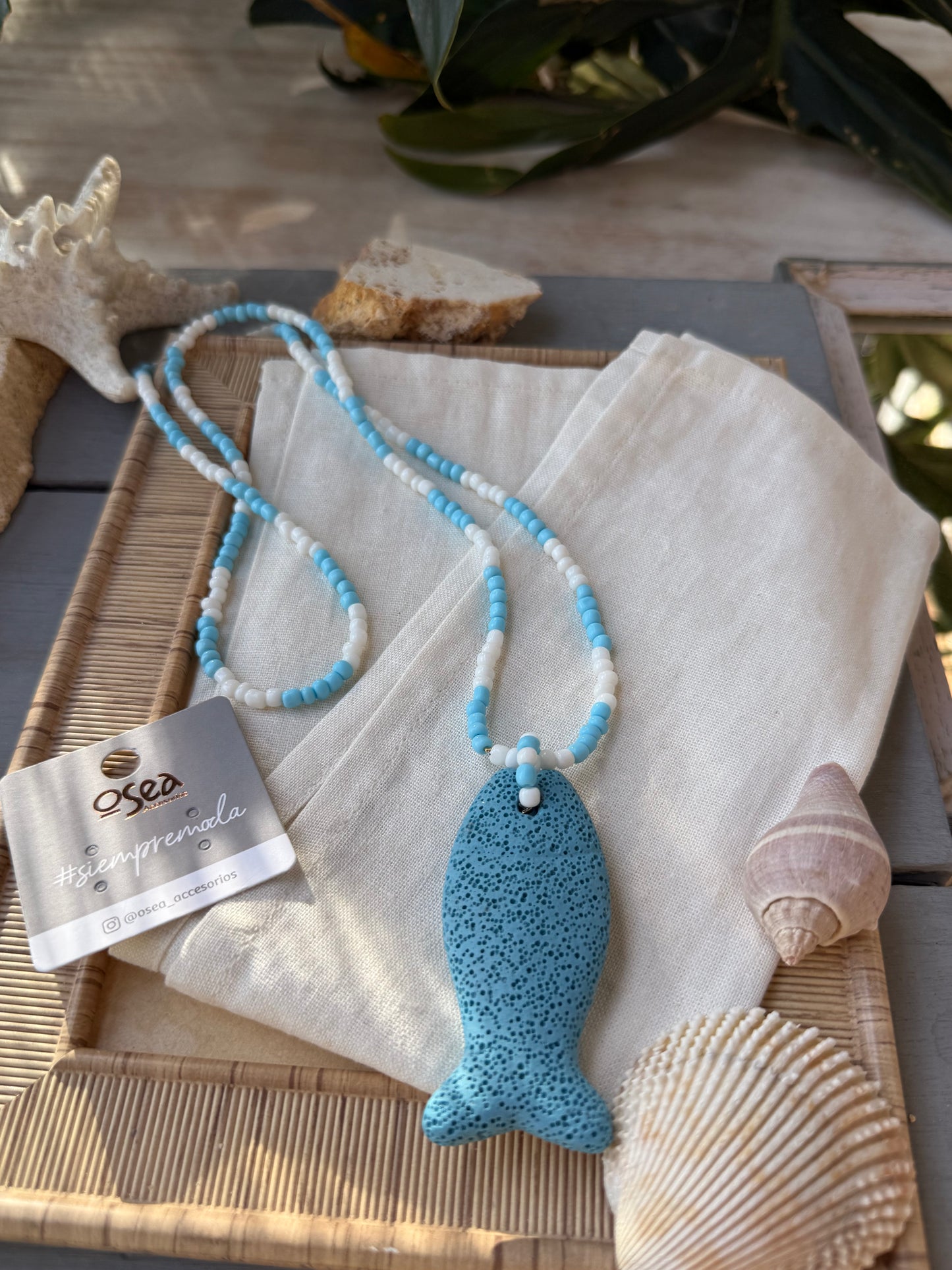 Collar azul chaquiras y pez