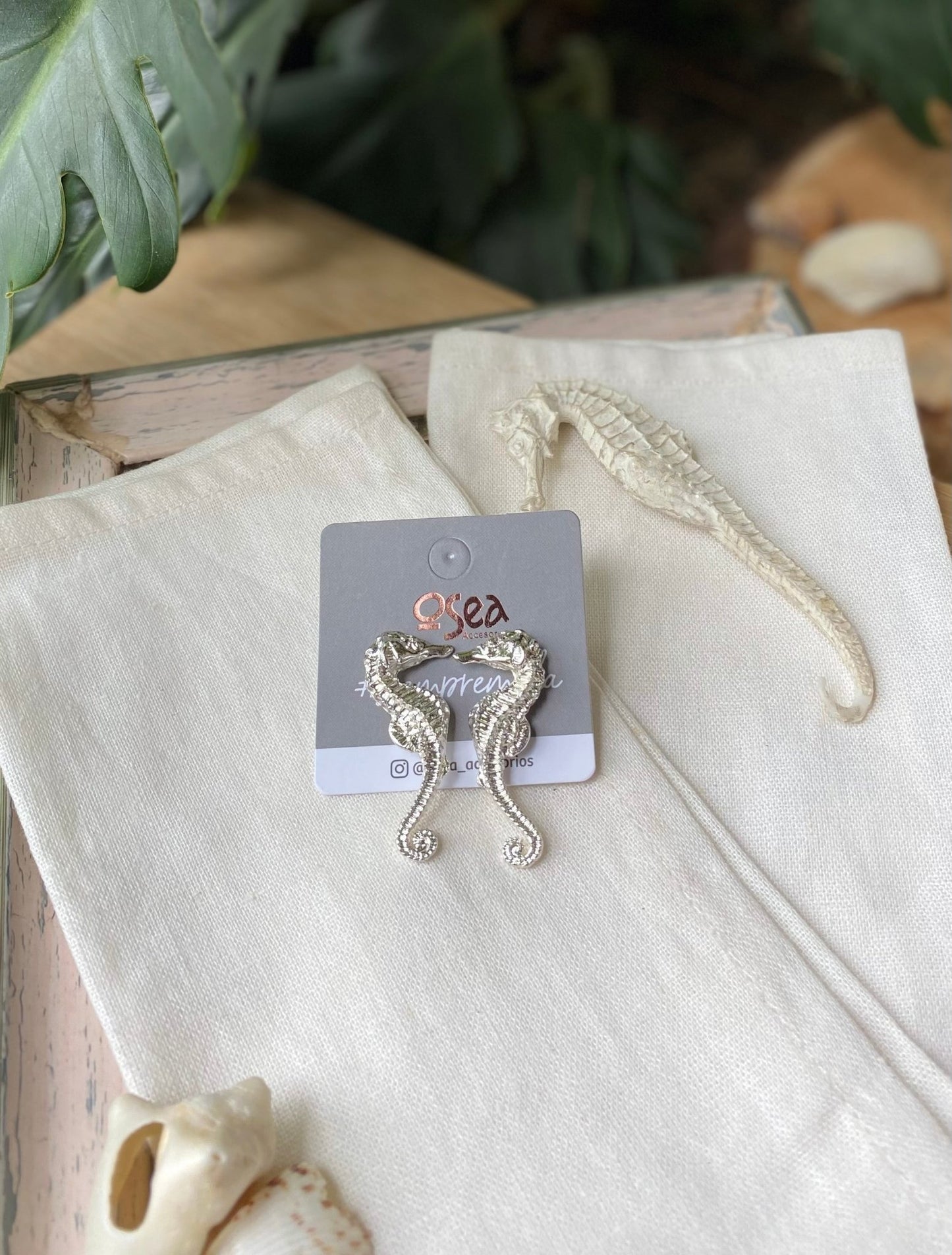 Arete en topo con forma de caballitos de mar - Osea accesorios