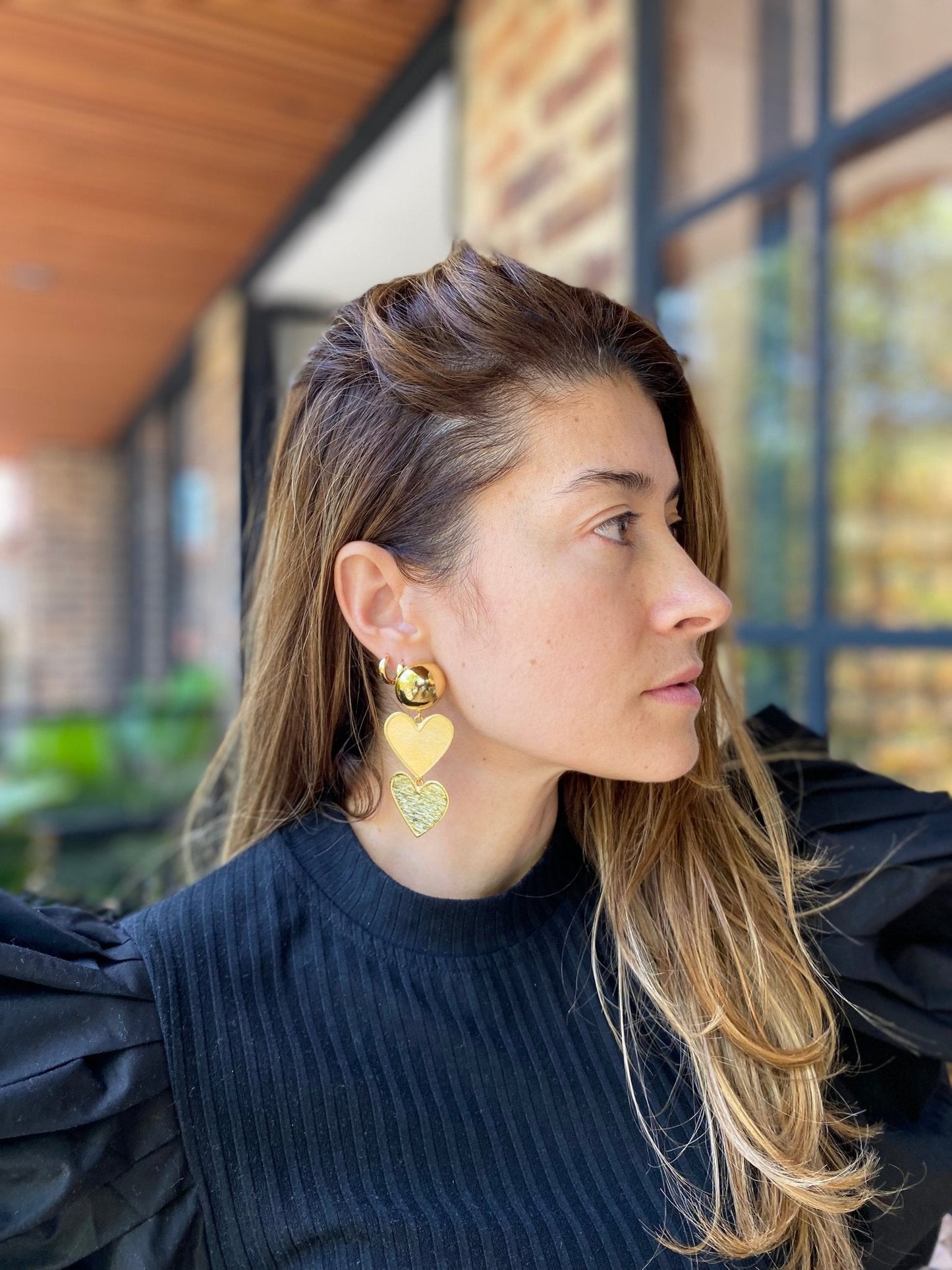 Aretes en bronce media bola y doble corazón - Osea accesorios
