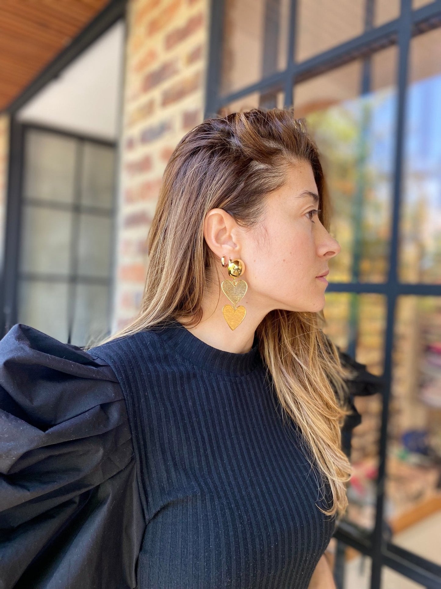 Aretes en bronce media bola y doble corazón - Osea accesorios