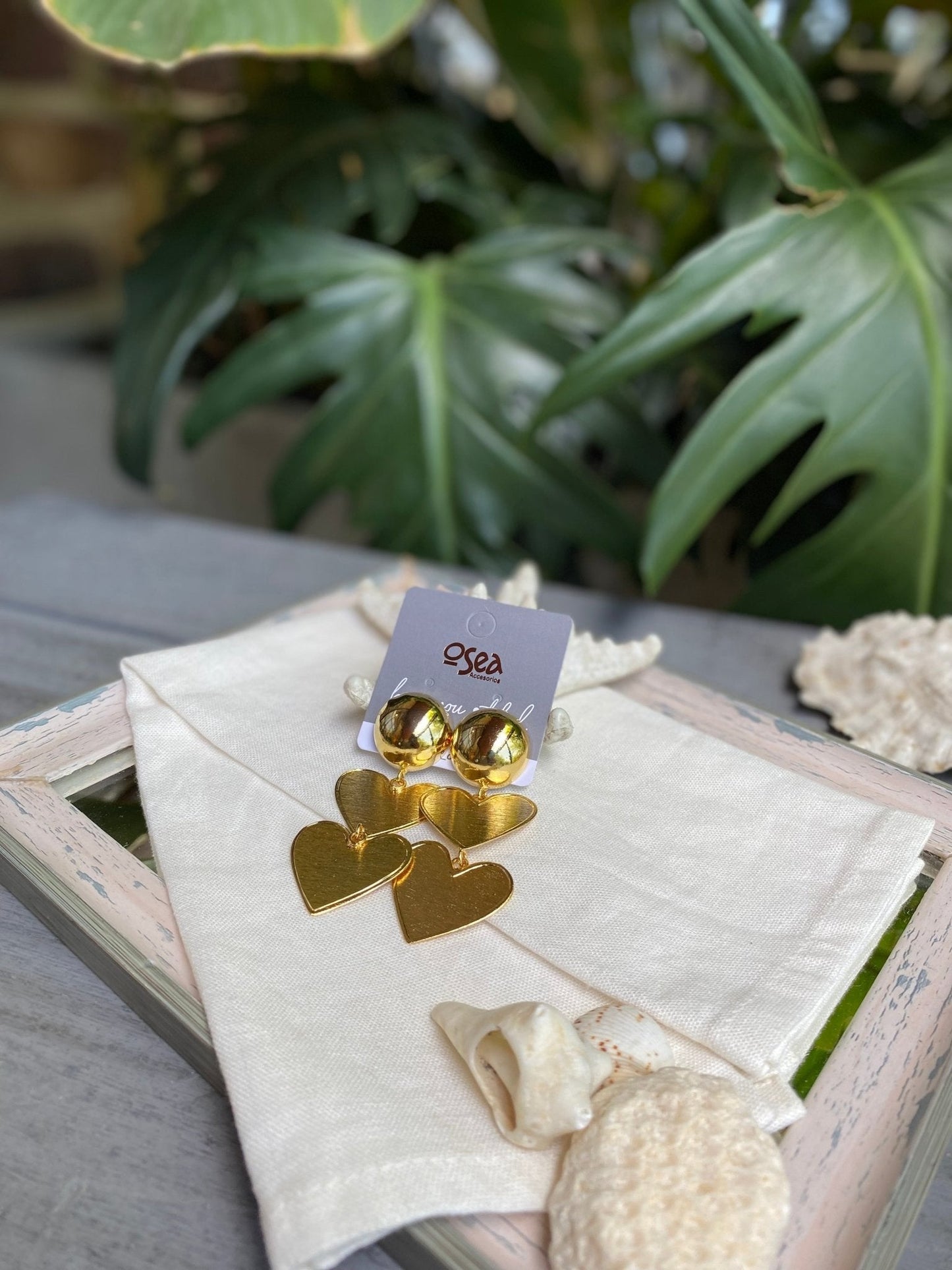 Aretes en bronce media bola y doble corazón - Osea accesorios