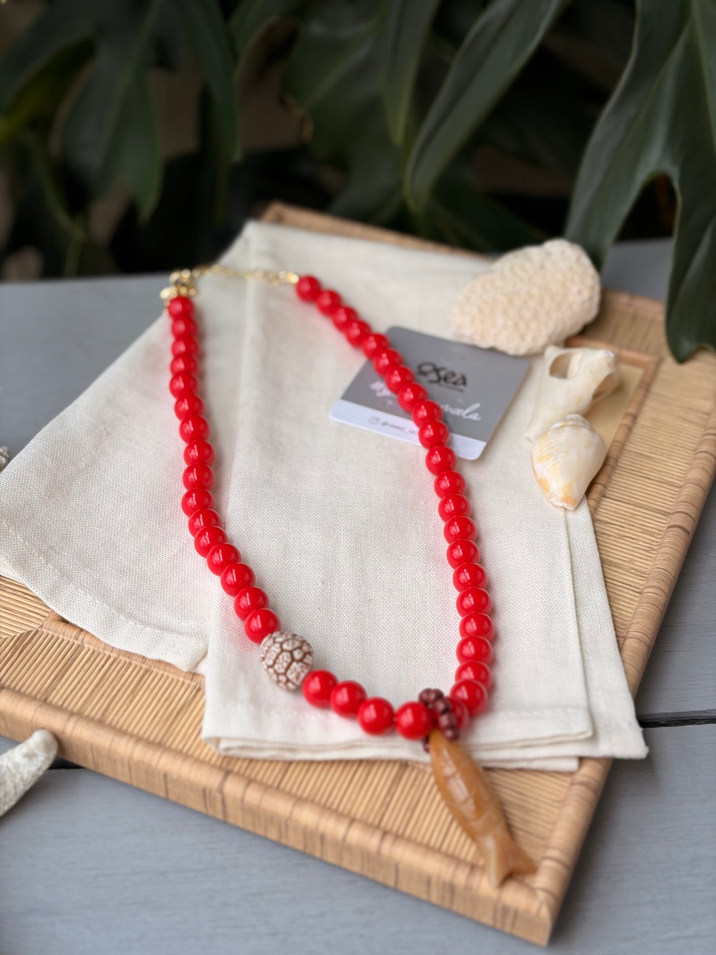 Collar bolas rojas dije pez en piedra natural