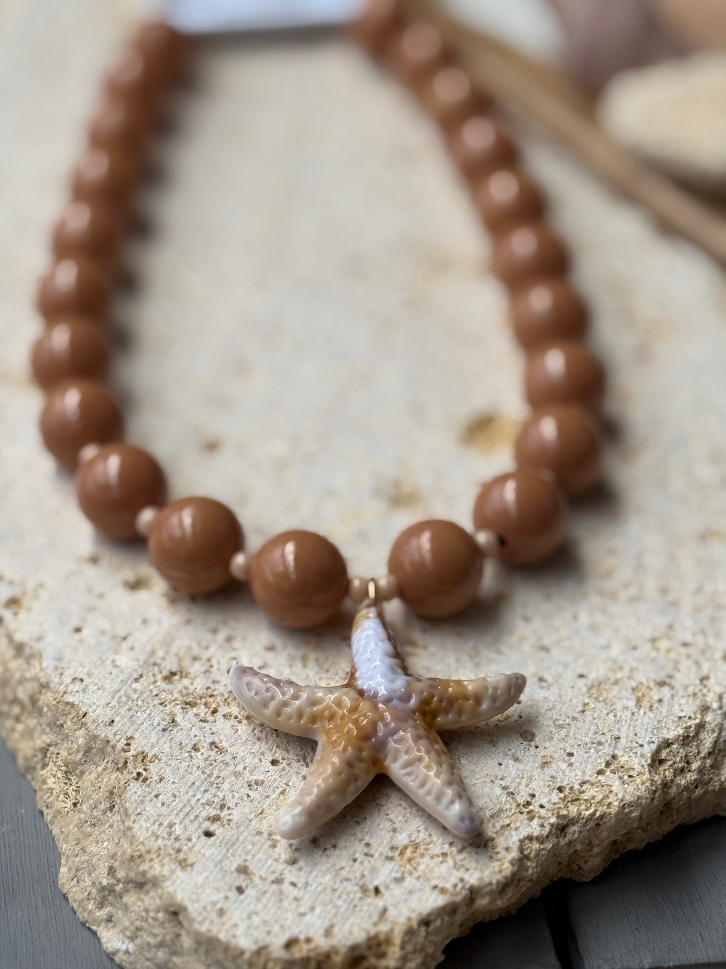 Collar bolas café claro dije estrella mar playa