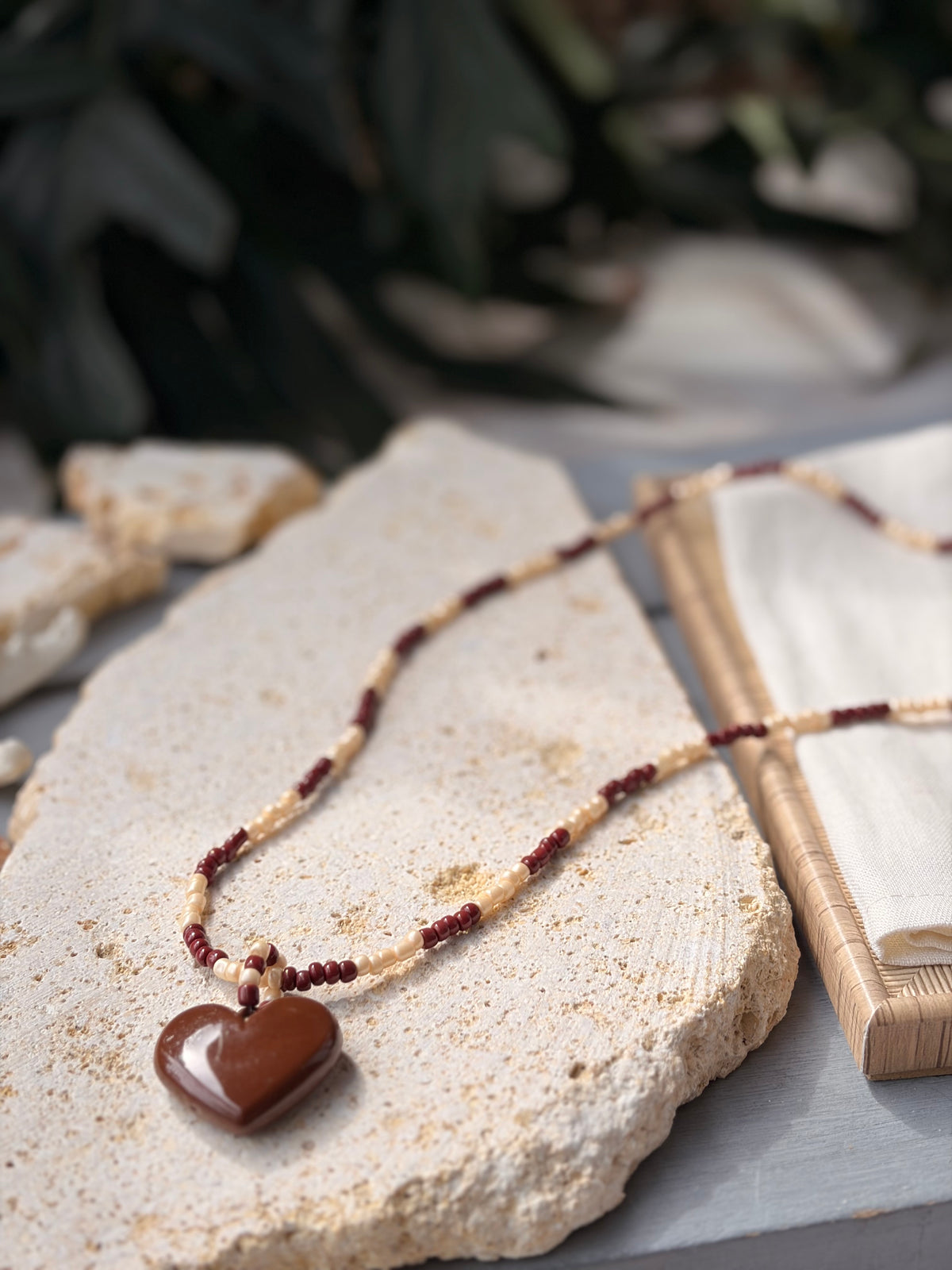 Collar largo en tonos chocolate dije corazón pasta