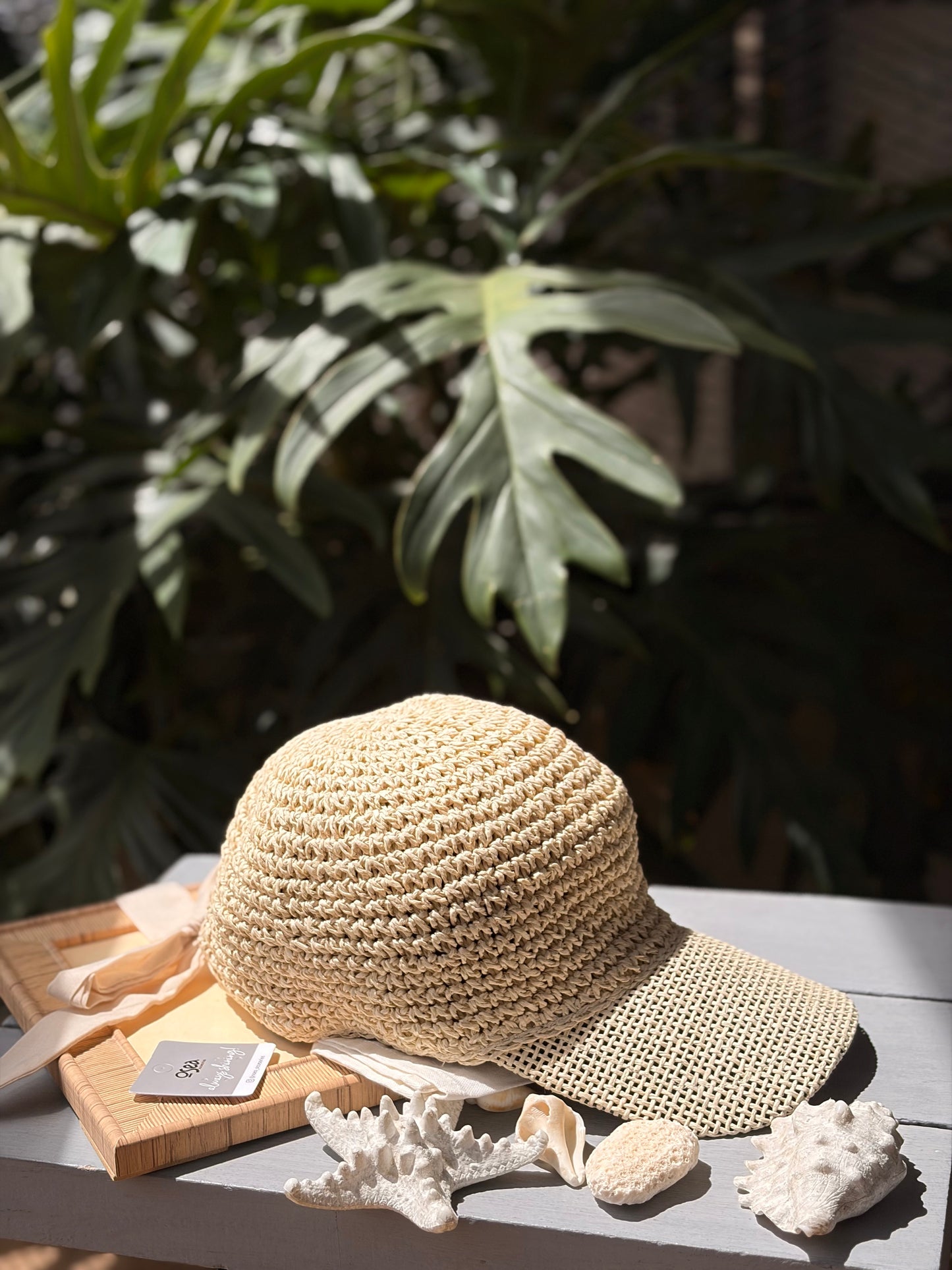 Gorra en fique sintético con moño de tela
