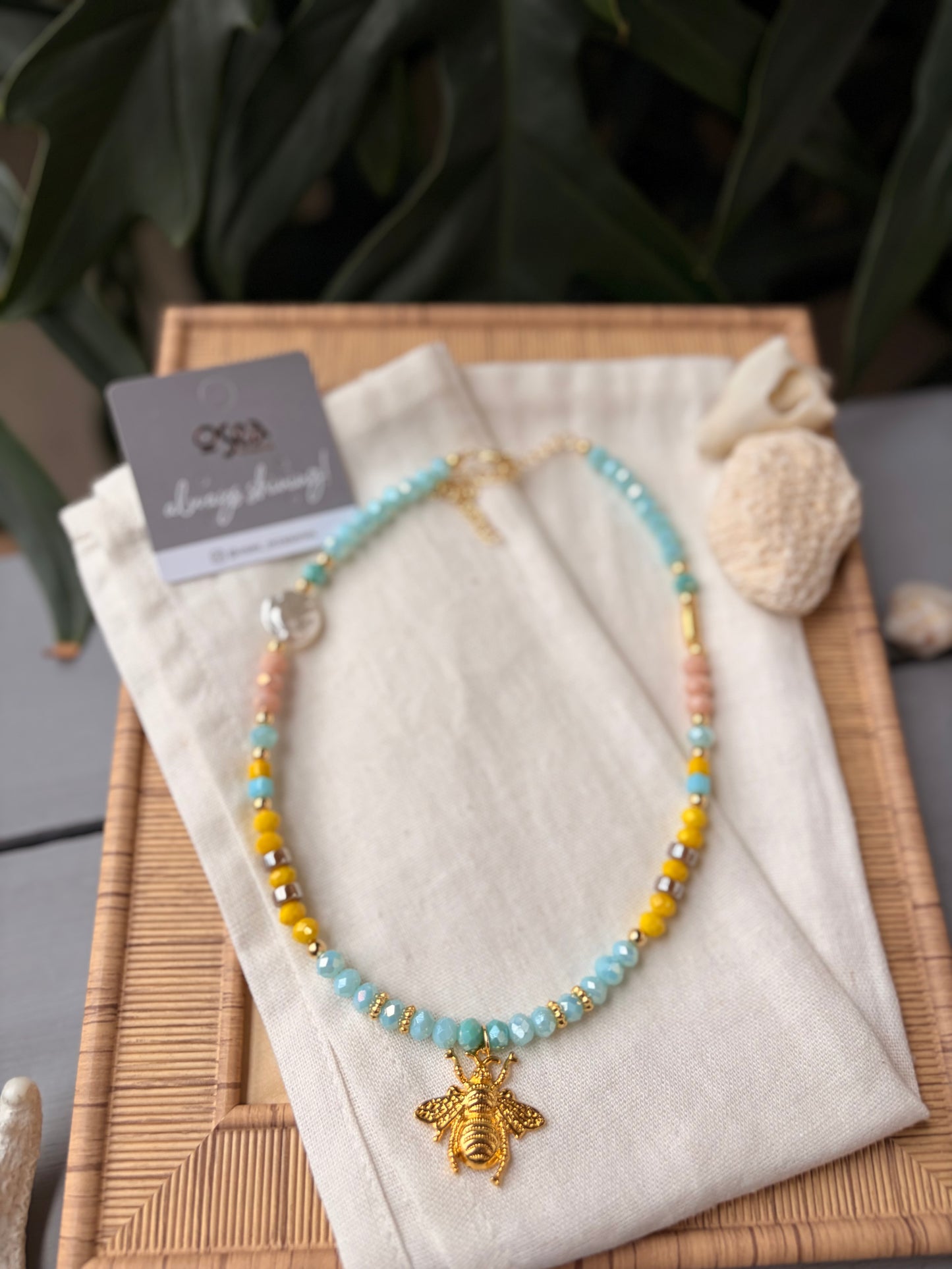 Collar piedras con dije ecarabajo o abeja en 24k