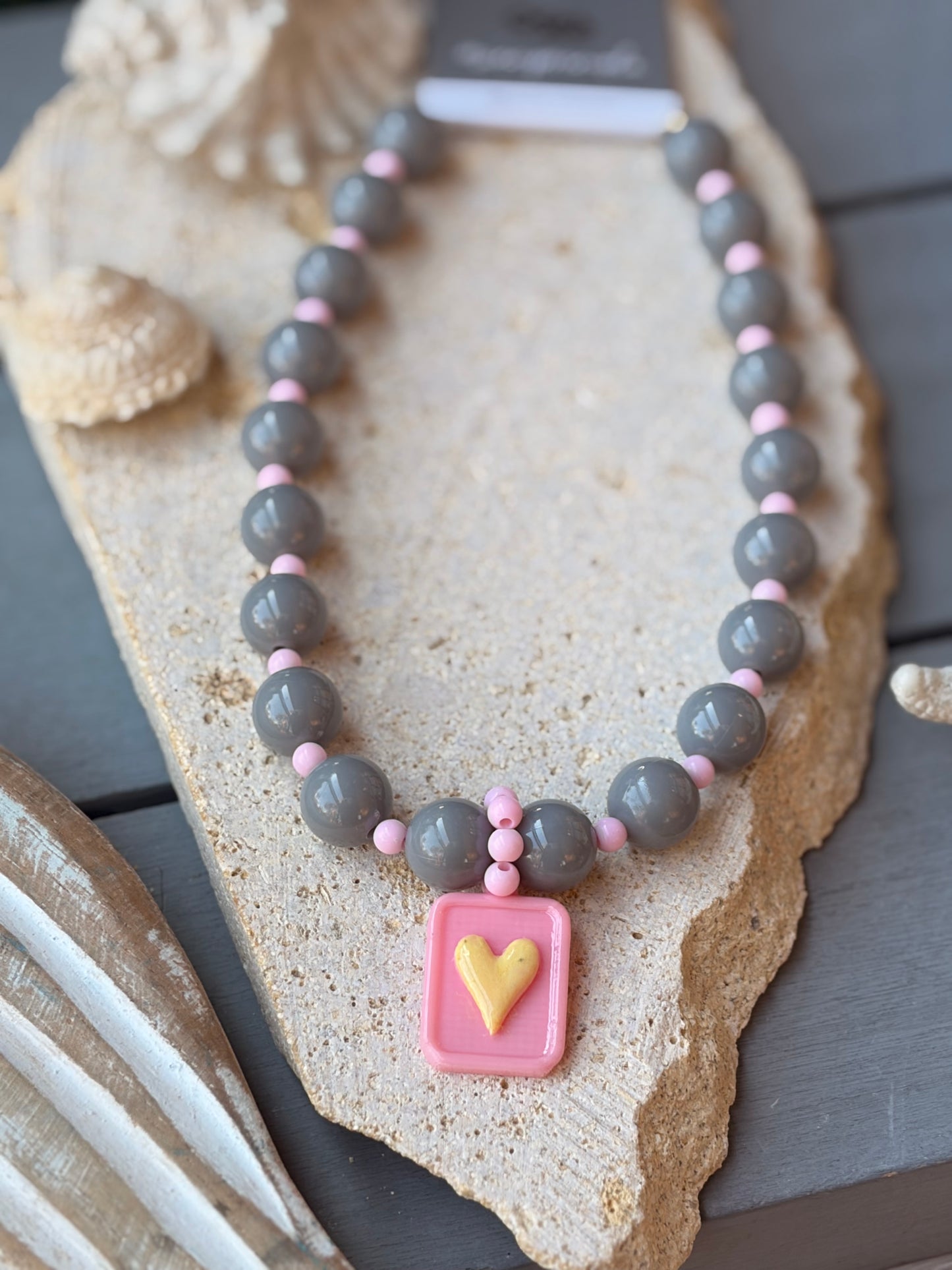 Collar bolas gris placa corazón