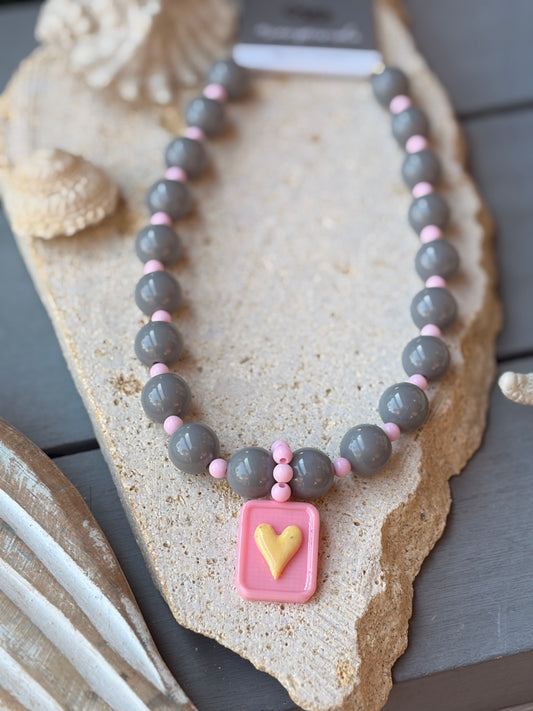 Collar bolas gris placa corazón