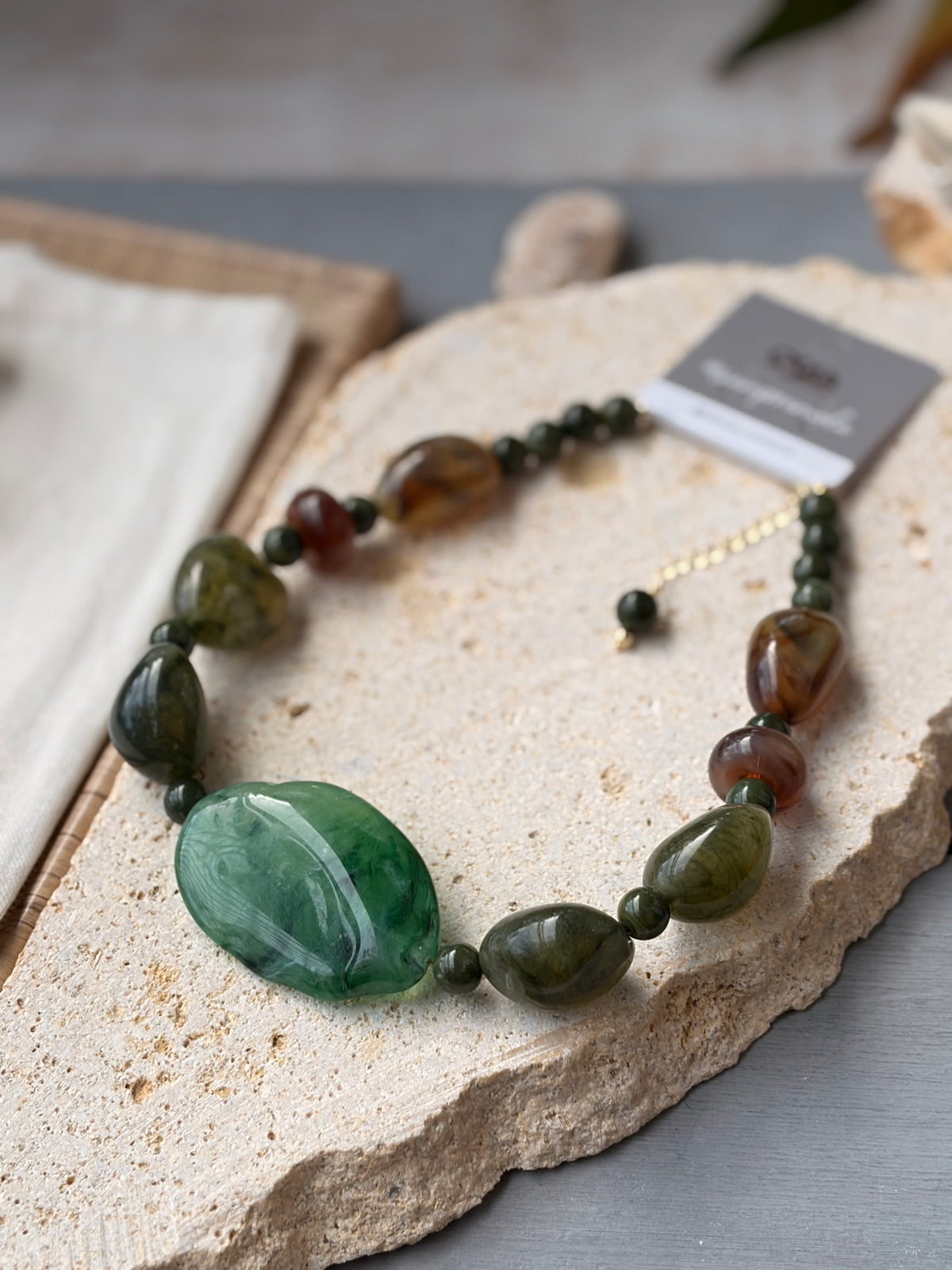 Collar en piedras resina tonos verdes