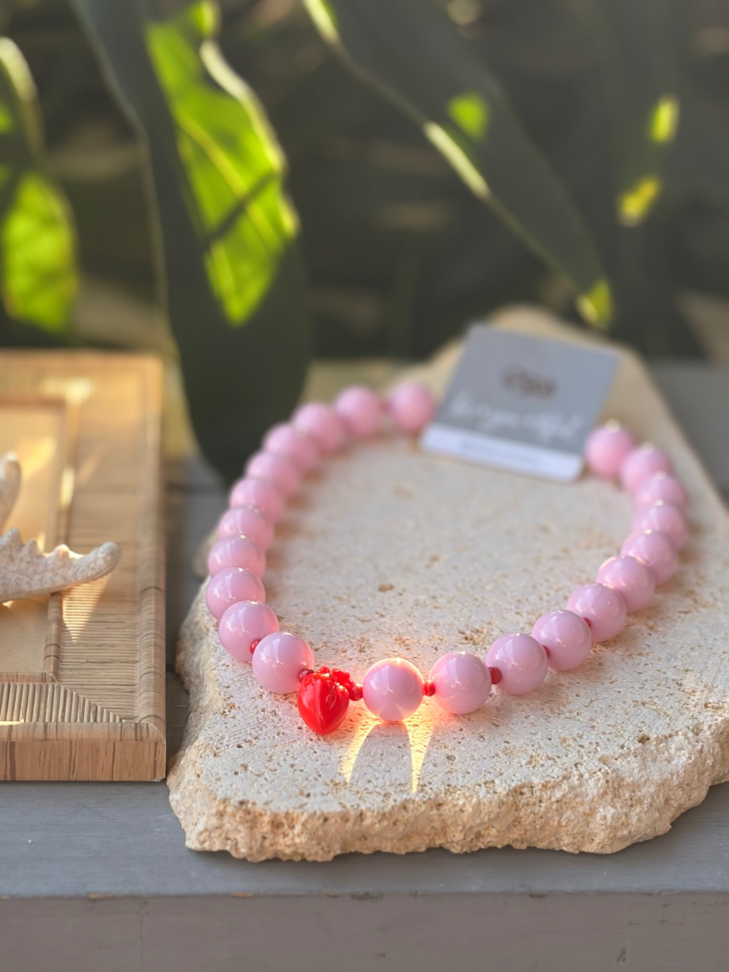 Collar bolas rosadas corazón anatómico rojo