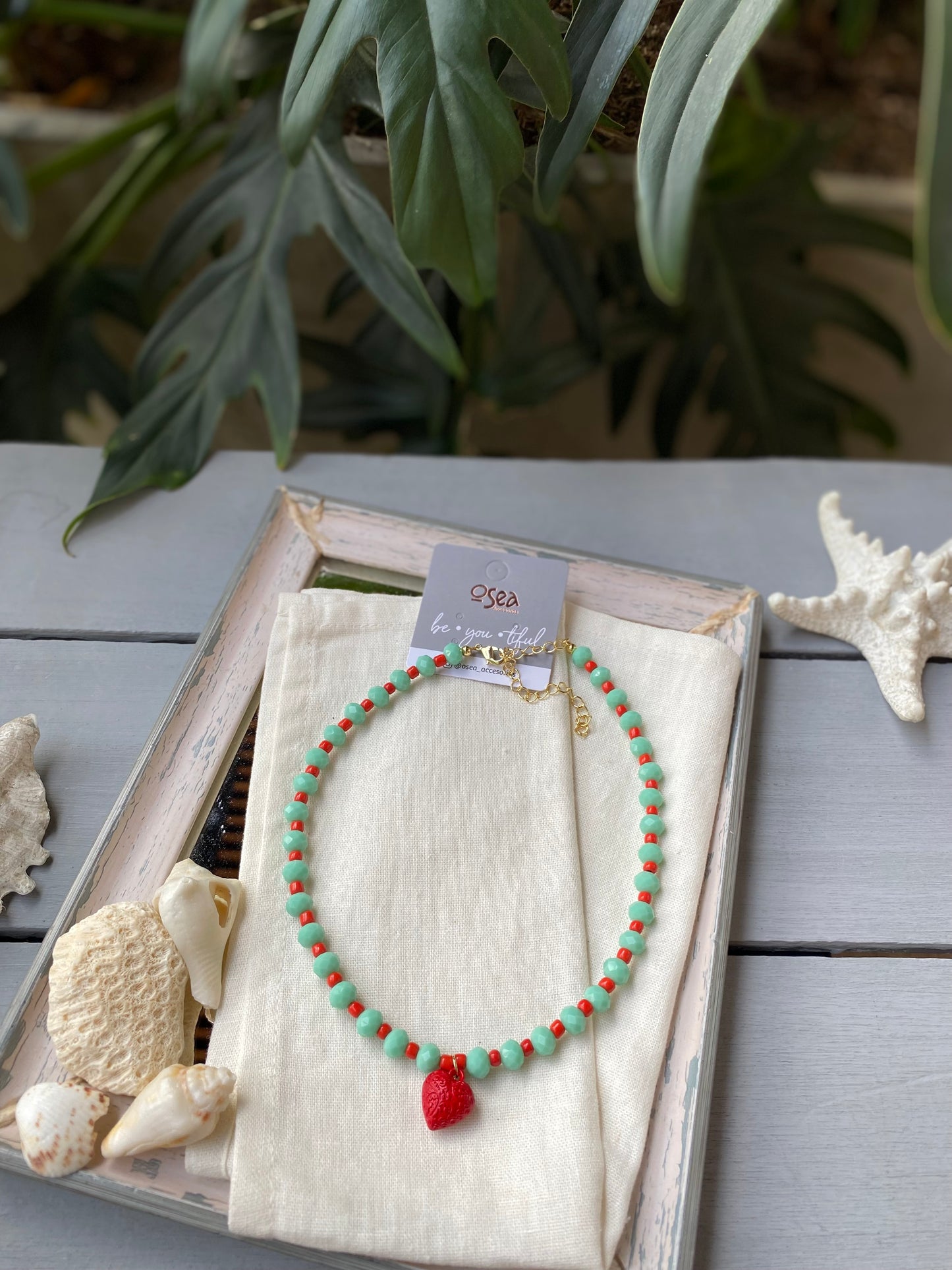Collar piedras verdes y rojas