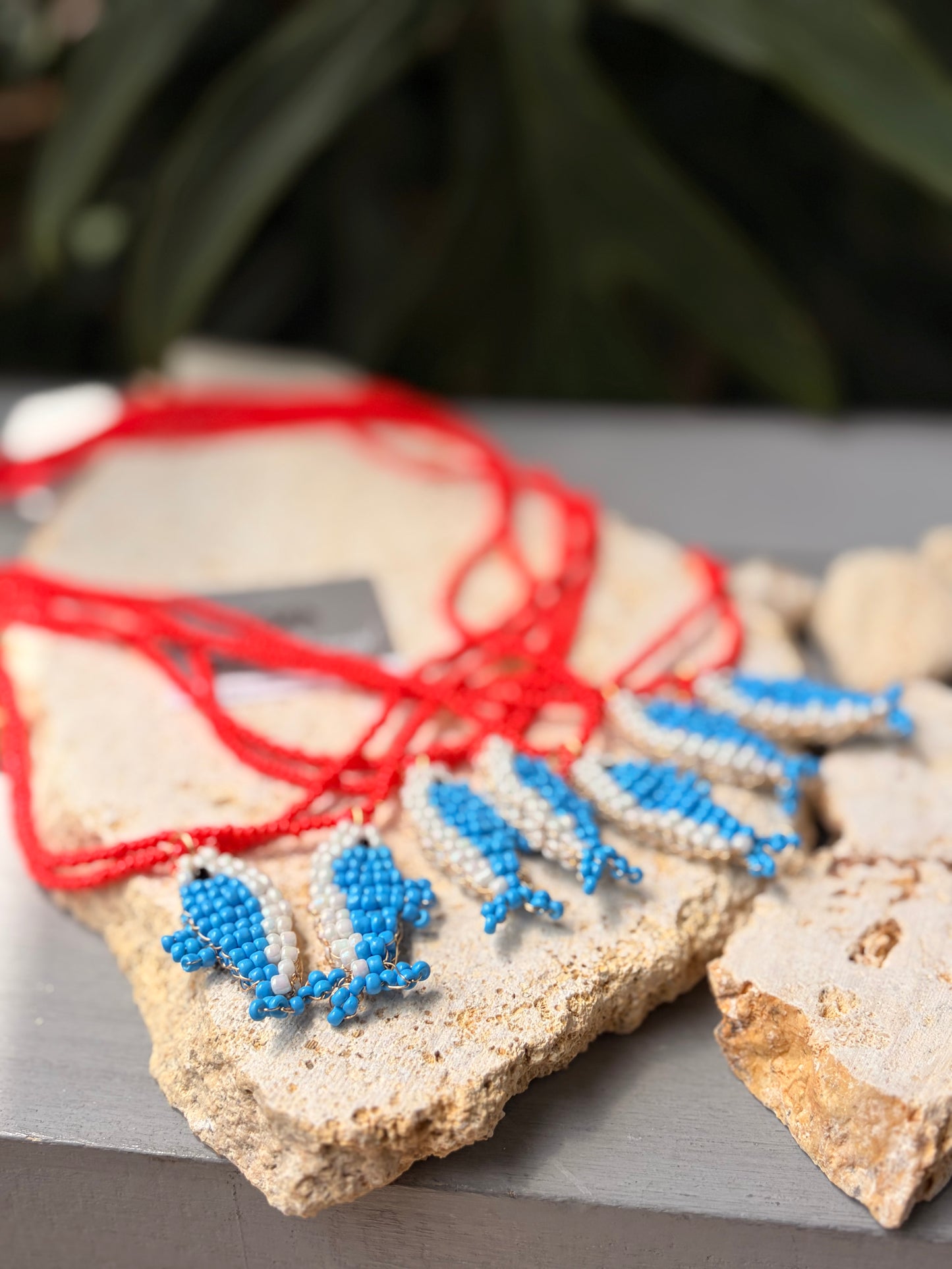 Collar largo mostacilla roja y pez tejido artesanal