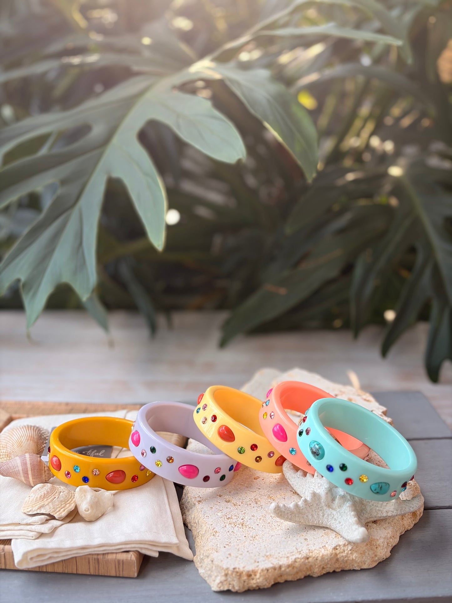Pulsera en resina con piedras de colores