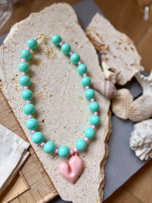 Collar bolas corazón rosado