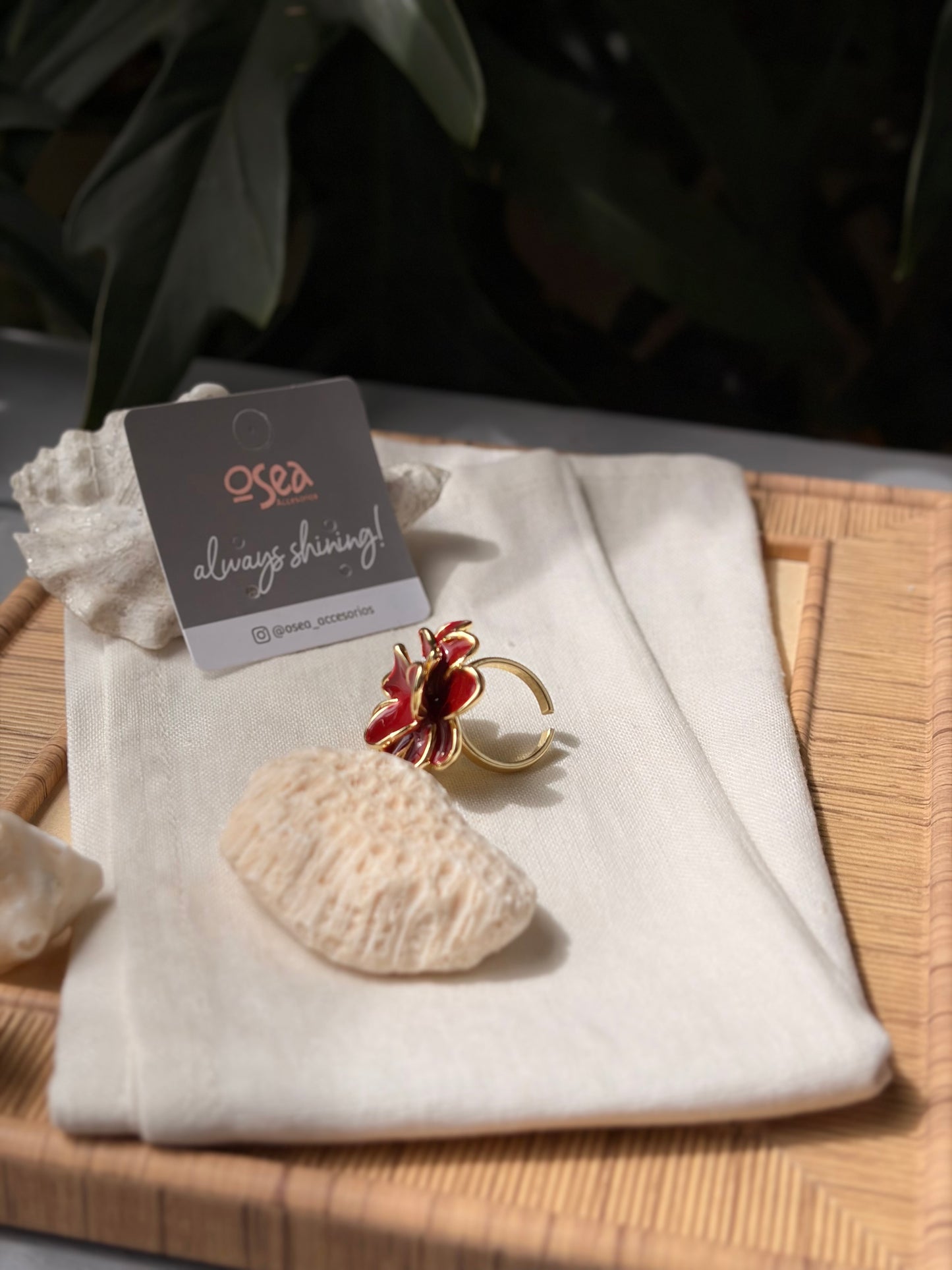 Anillo rodinado flor esmaltado vinotinto