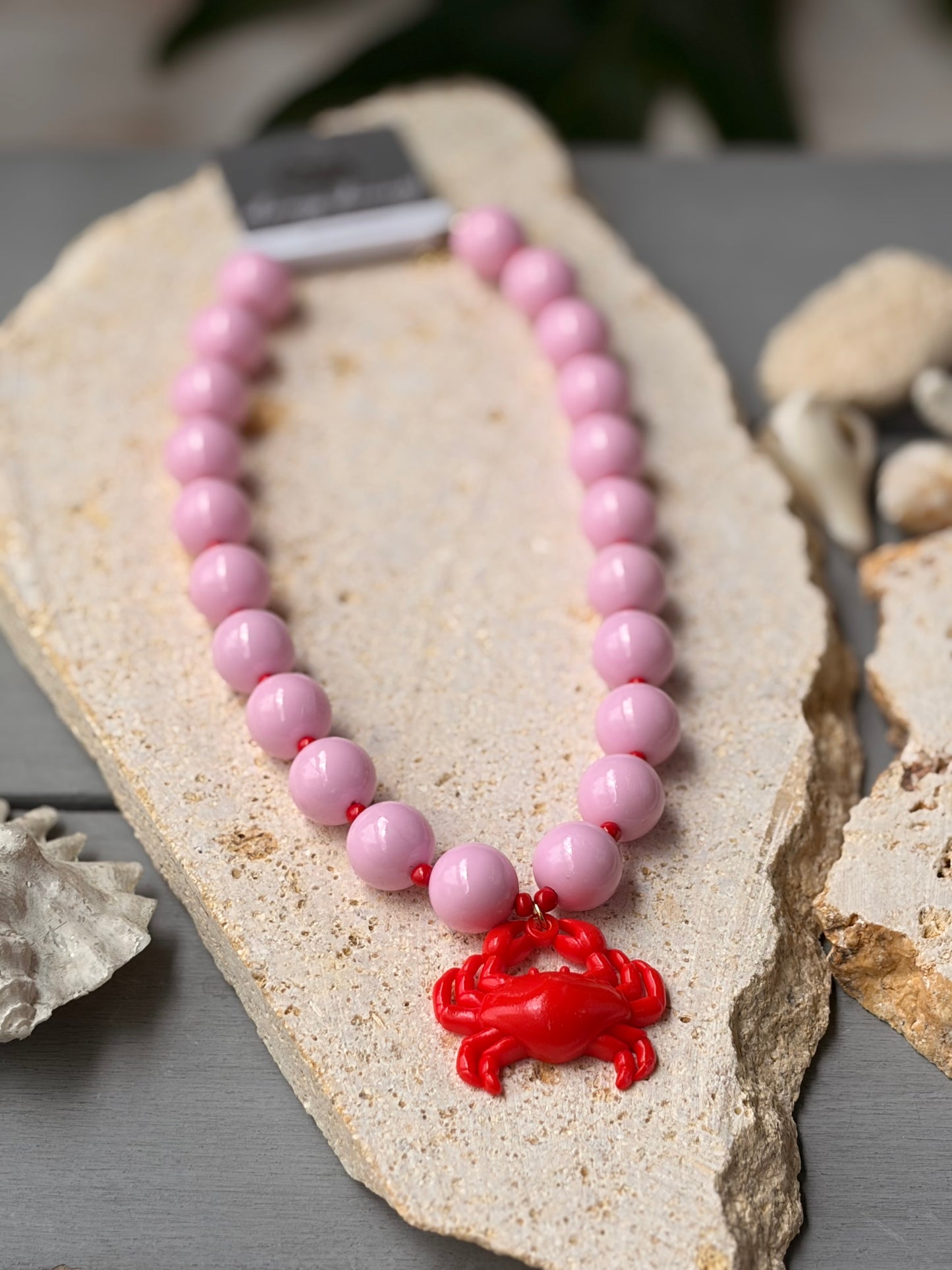 Collar bolas rosadas dije cangrejo rojo