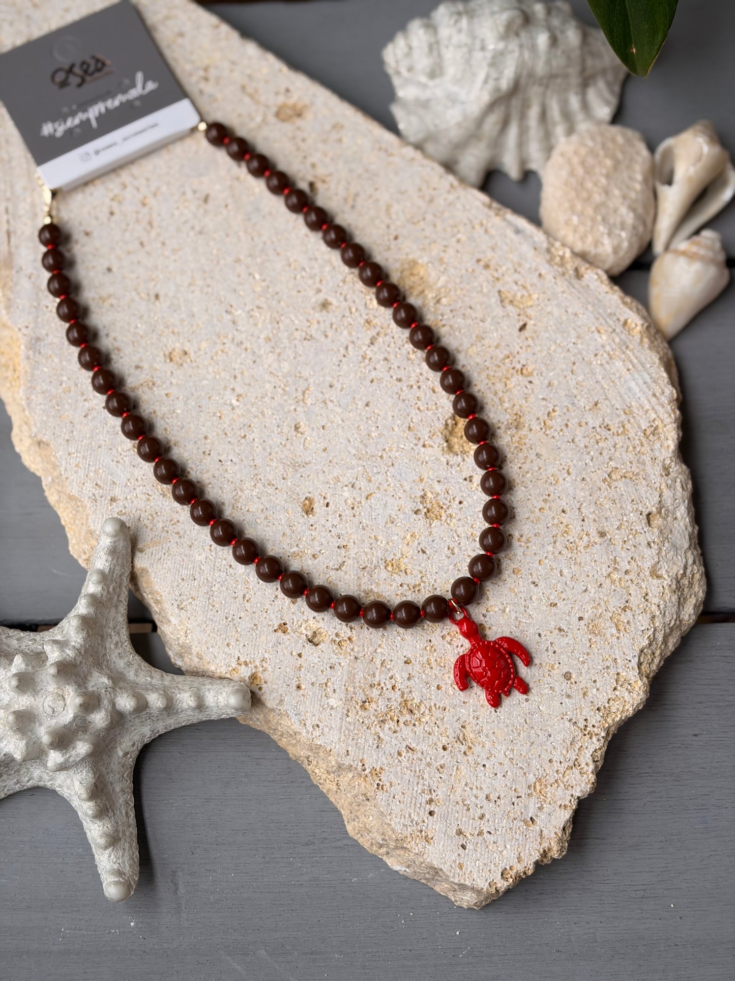 Collar bolas café dije tortuga roja